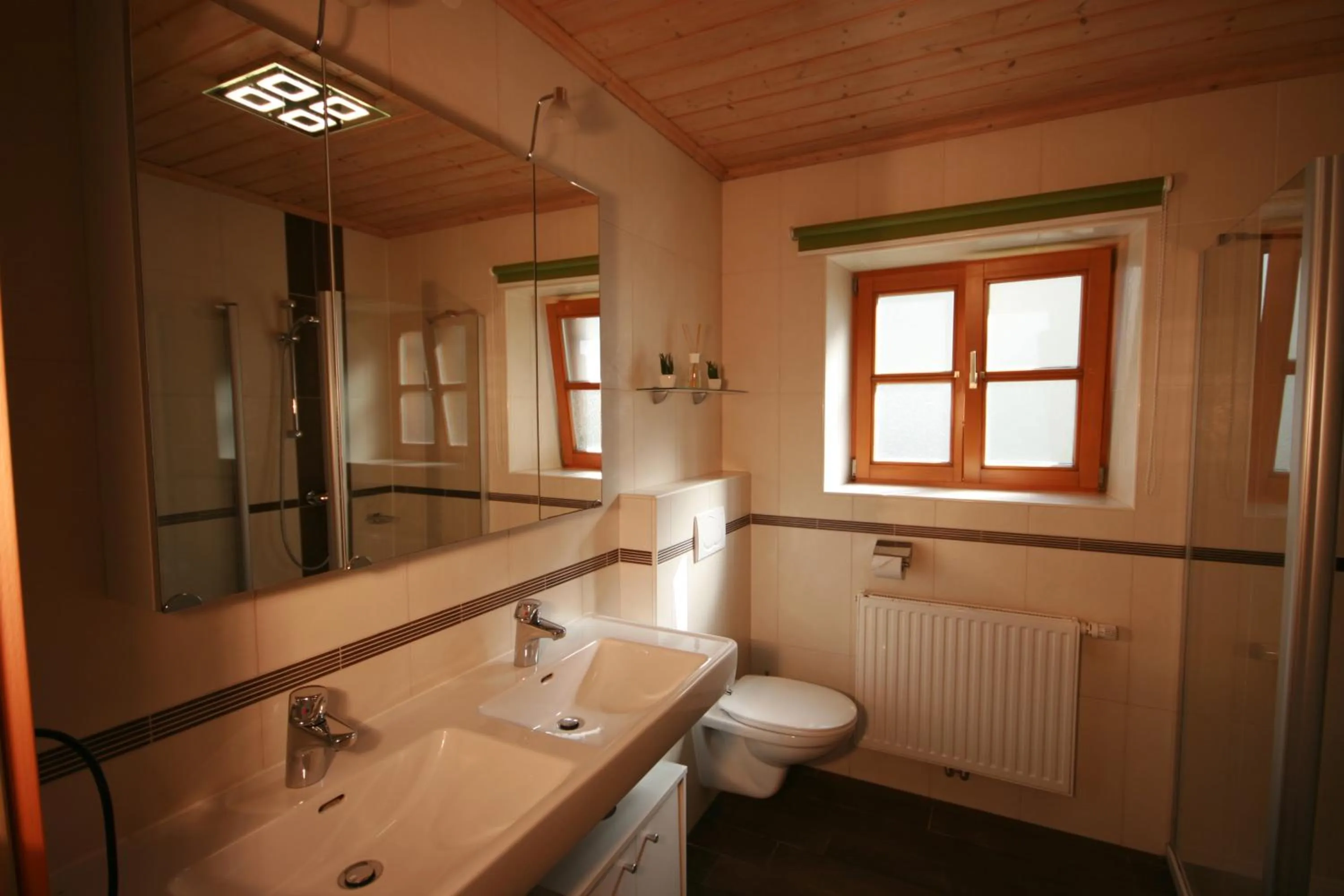 Bathroom in Familienappartements Eder - Free entry to Tauern SPA Kaprun included