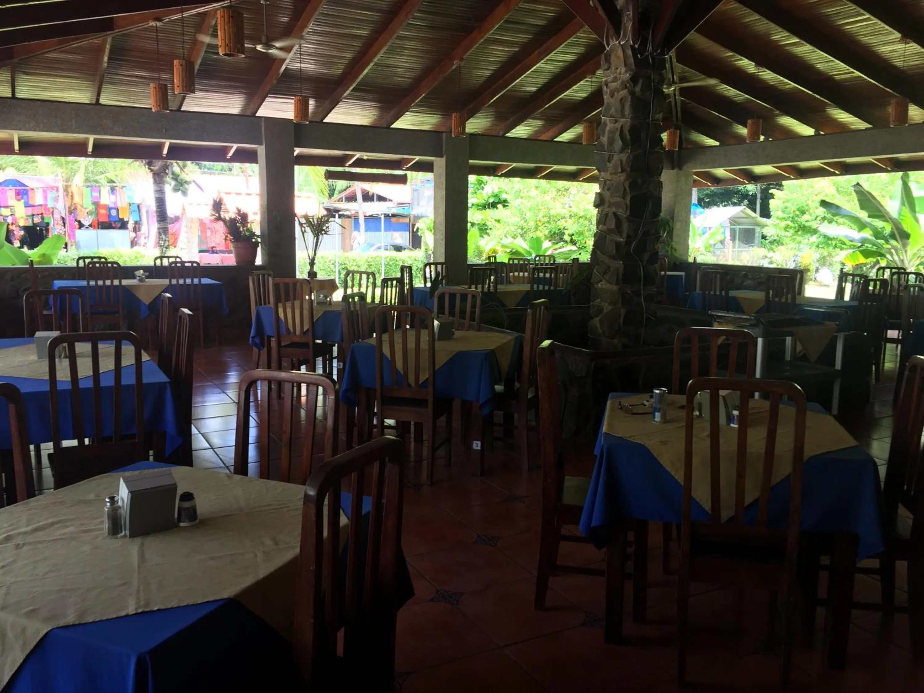 Restaurant/places to eat in Hotel Manuel Antonio Park