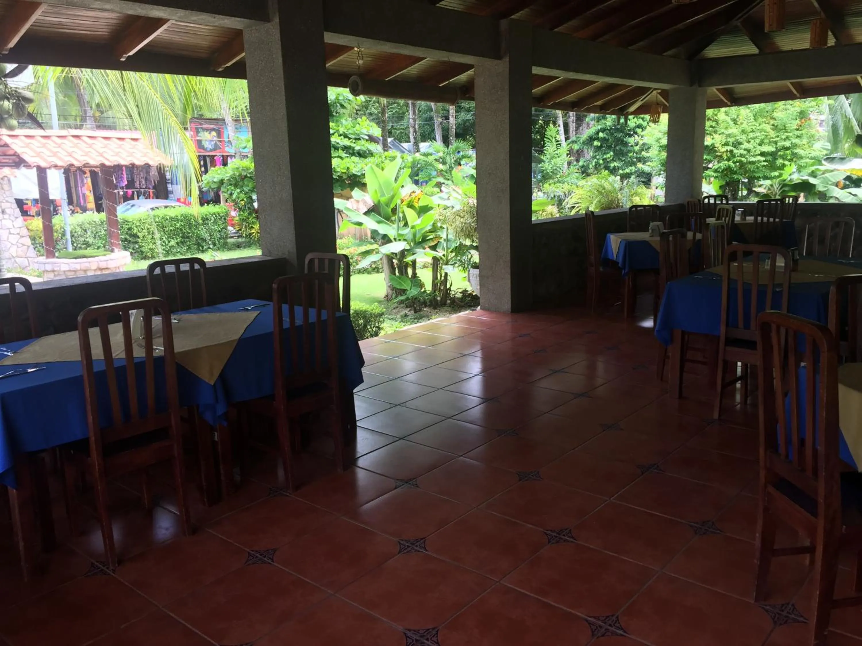 Restaurant/places to eat in Hotel Manuel Antonio Park