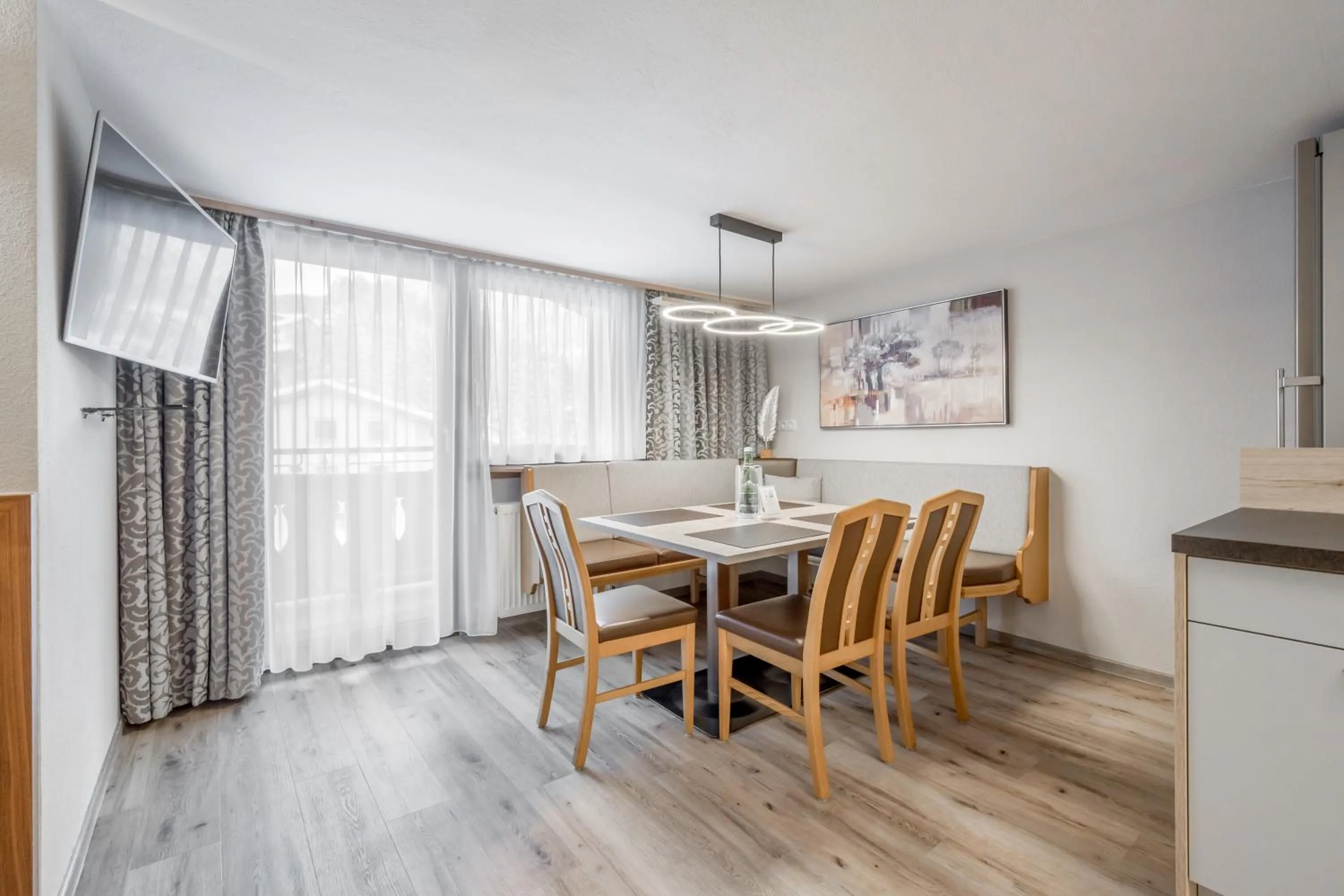Dining area in Aliona Apart