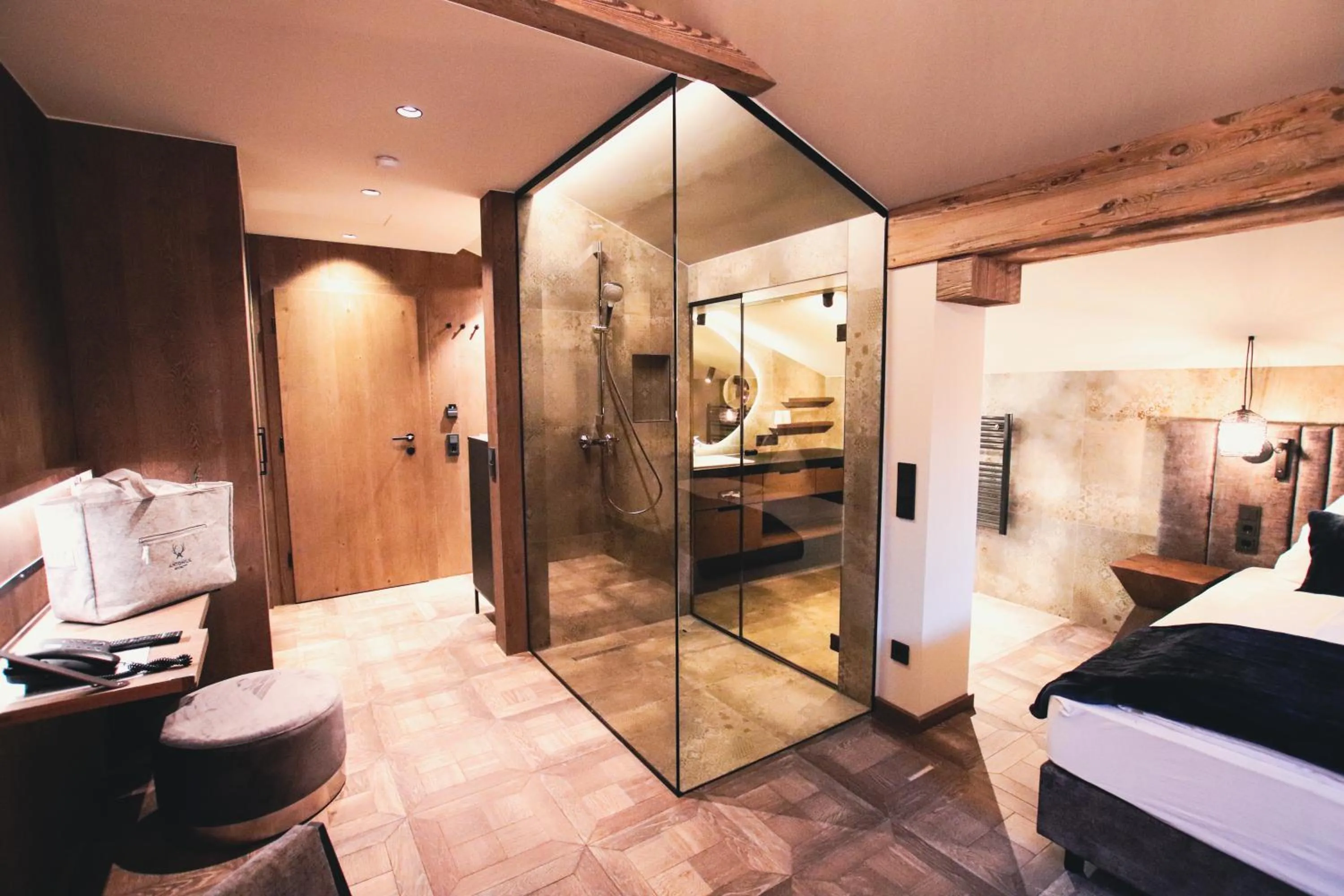 Living room, Bed in SOULSISTERS' Hotel 4 Sterne Superior