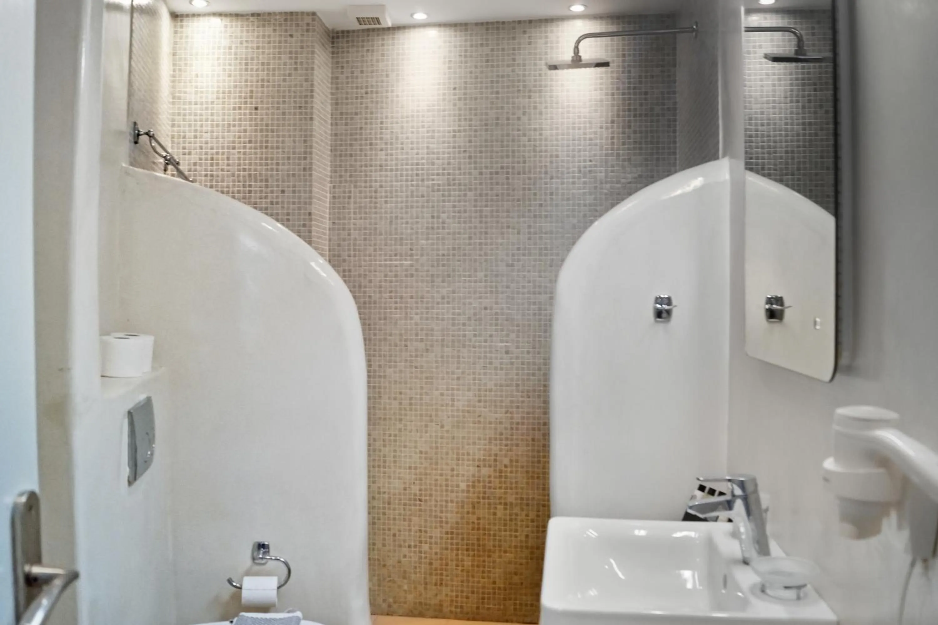 Shower in Kokkinos Villas