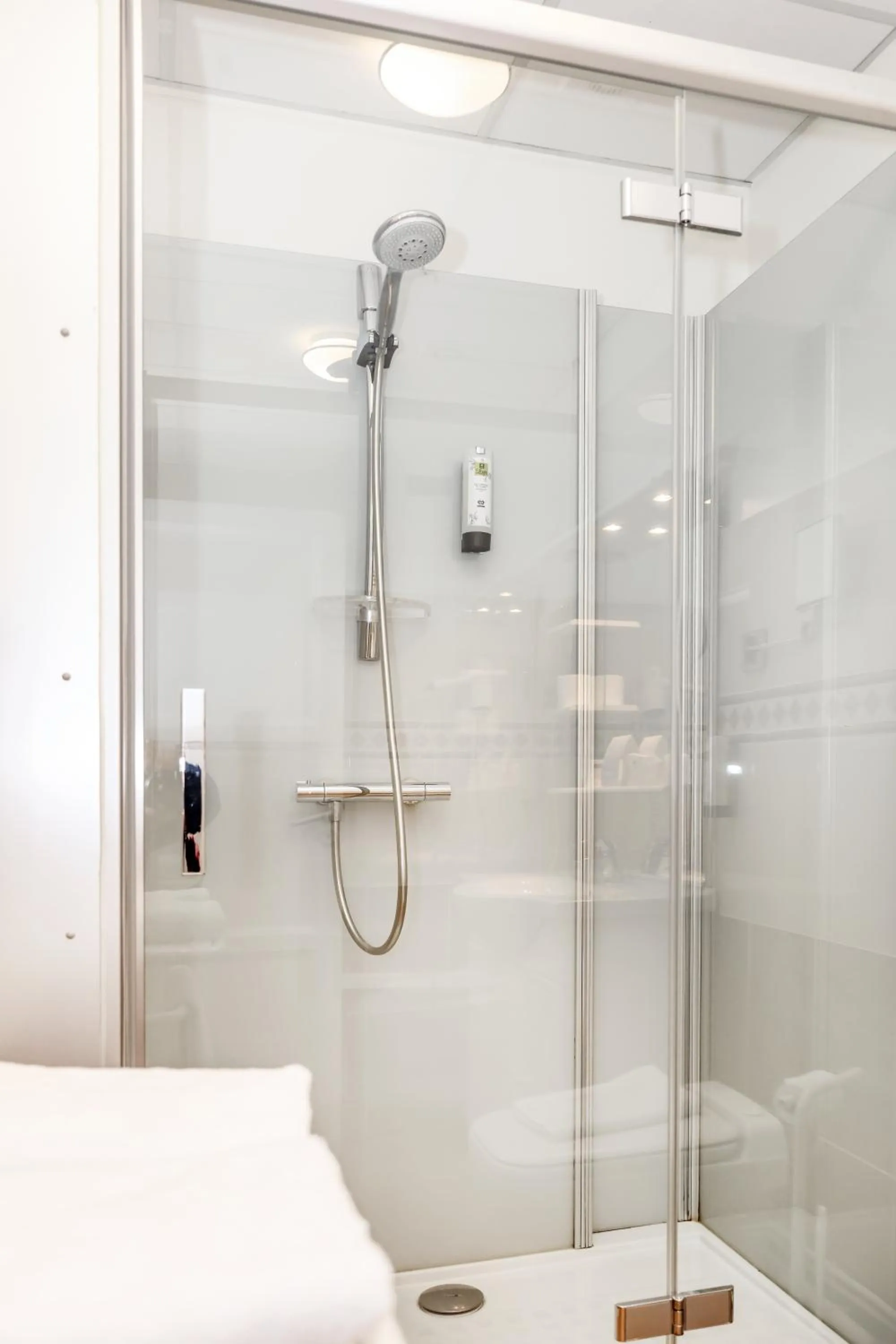 Bathroom in Logis Hôtel-Restaurant Les Voyageurs