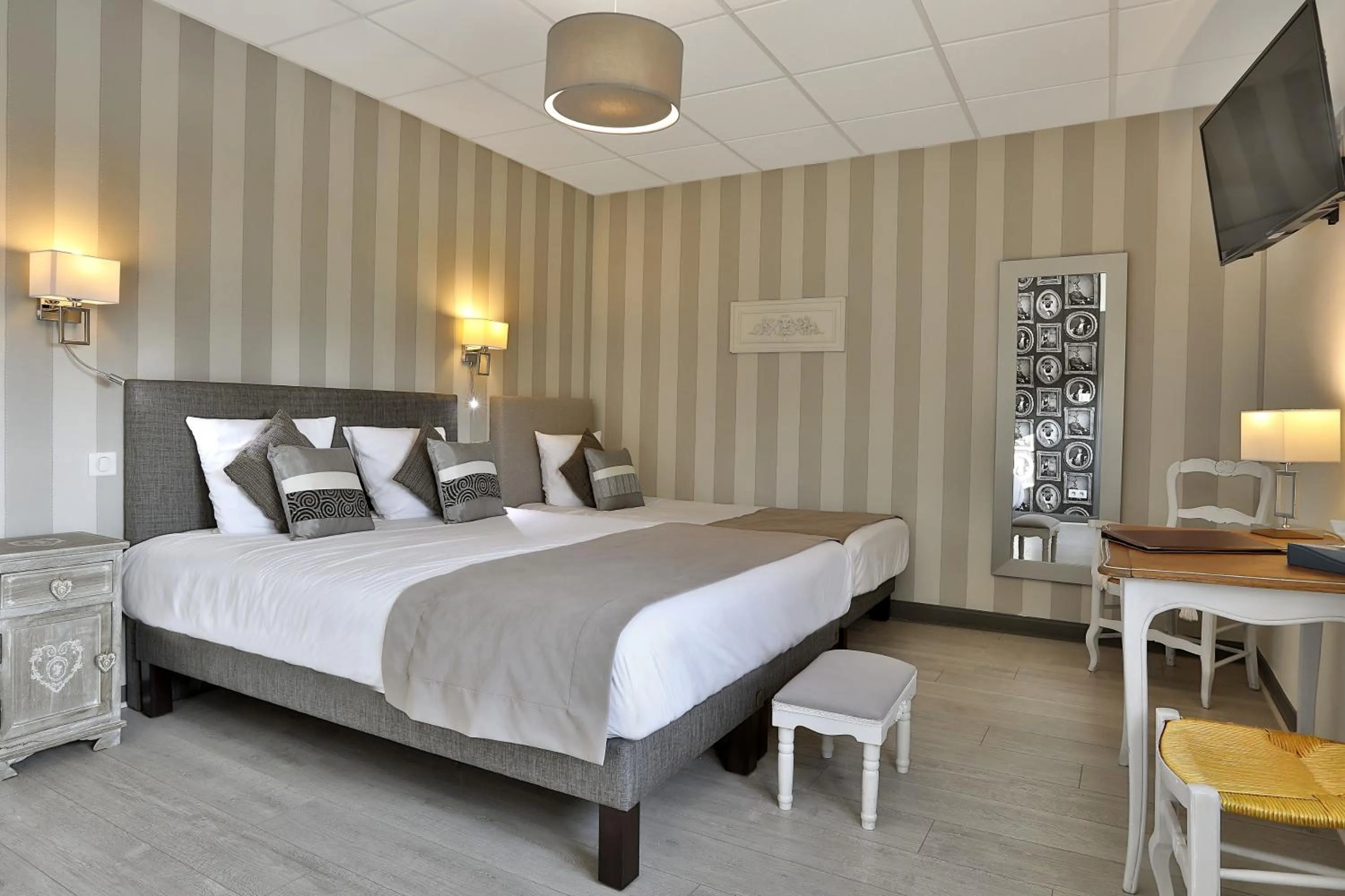 Photo of the whole room, Bed in Logis Hôtel-Restaurant Les Voyageurs