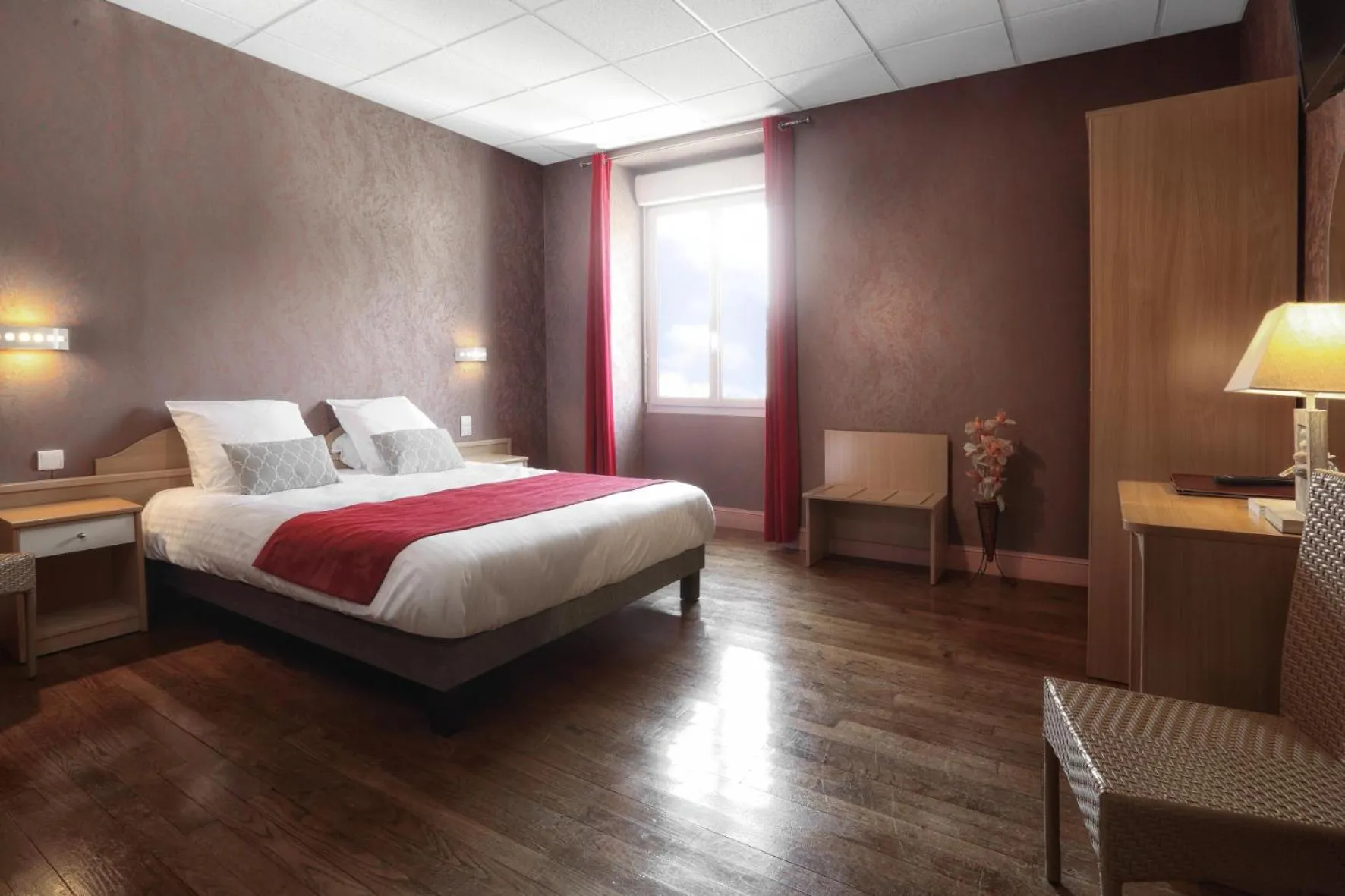 Bedroom, Bed in Logis Hôtel-Restaurant Les Voyageurs