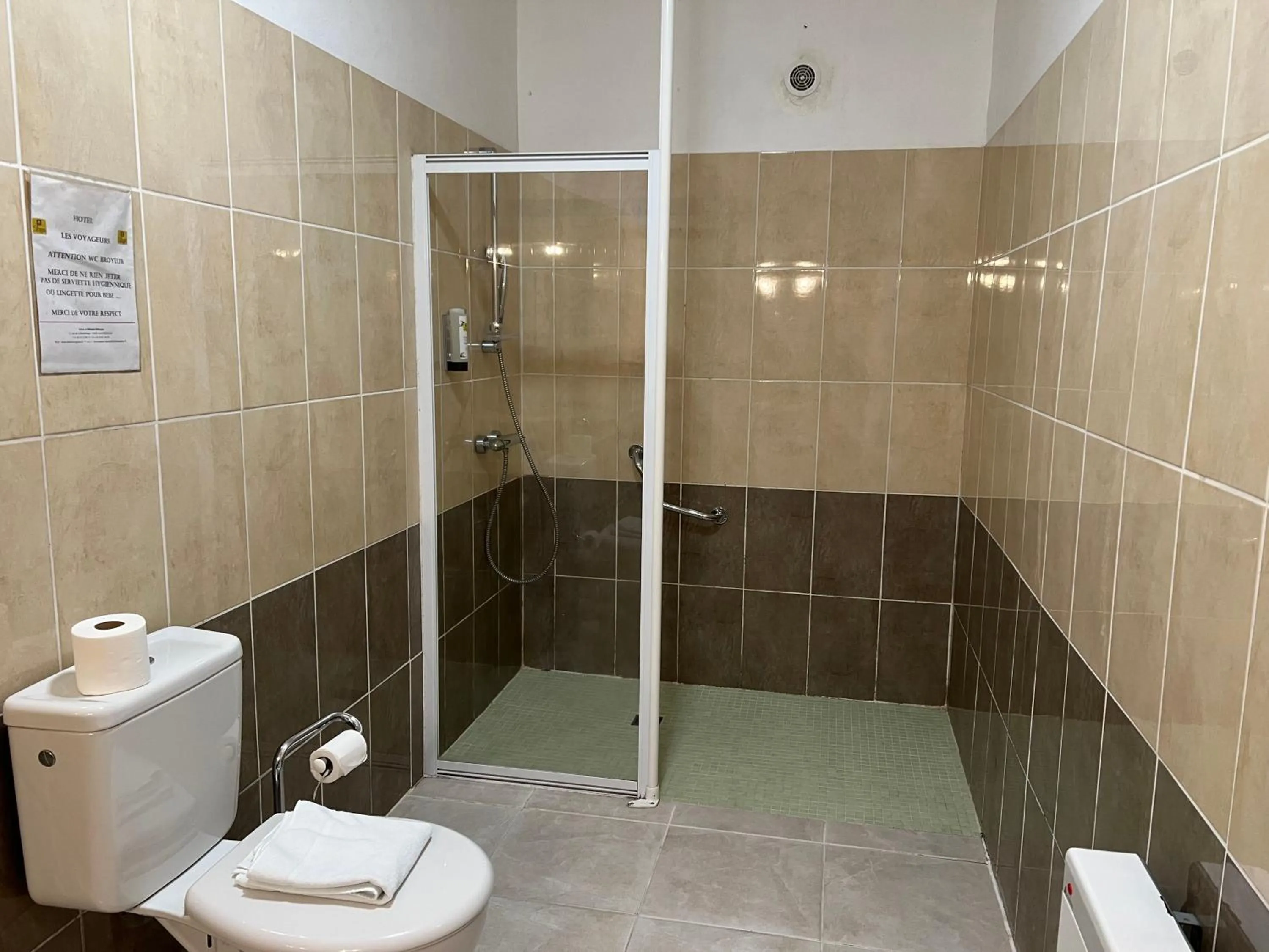Bathroom in Logis Hôtel-Restaurant Les Voyageurs