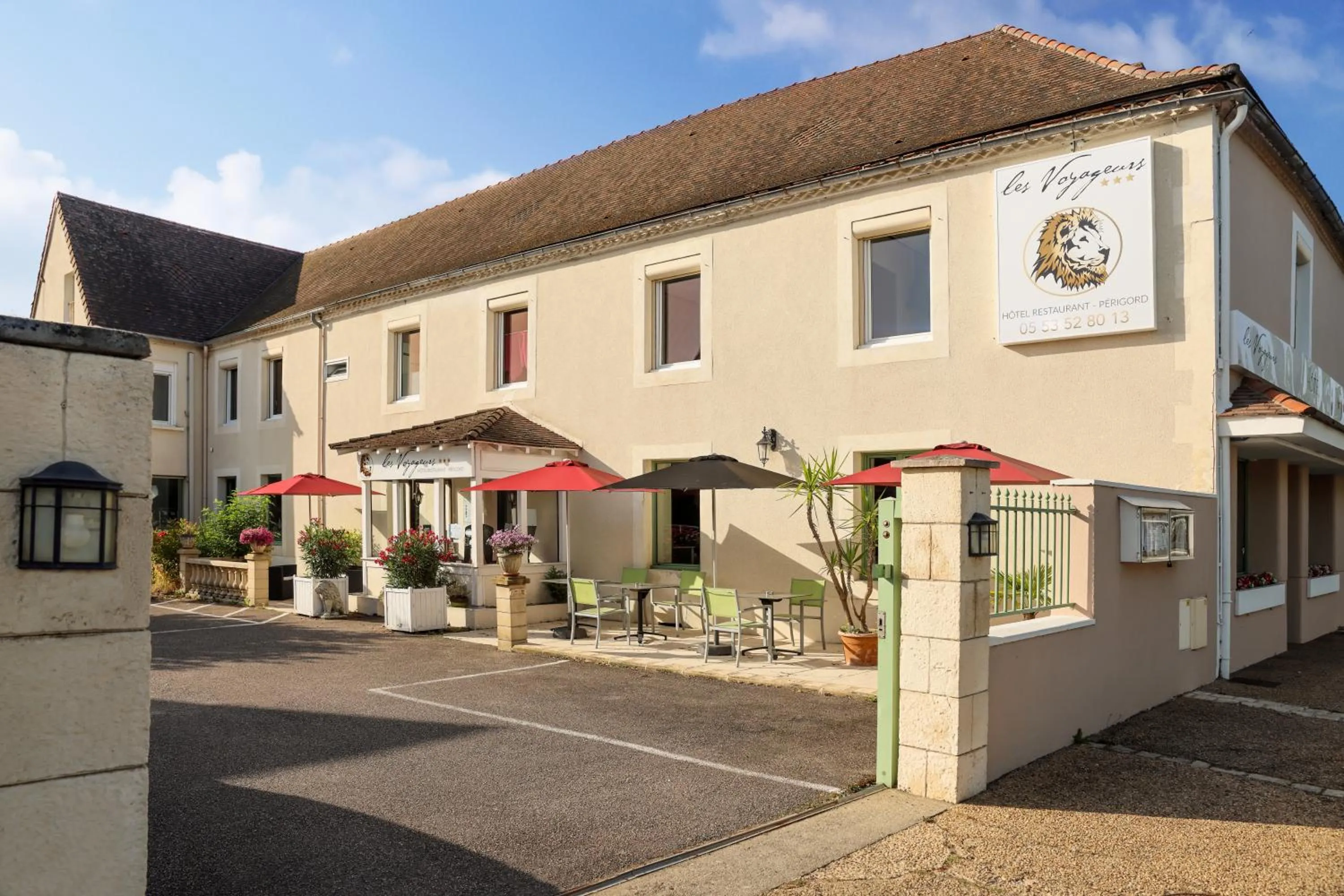 Property building in Logis Hôtel-Restaurant Les Voyageurs