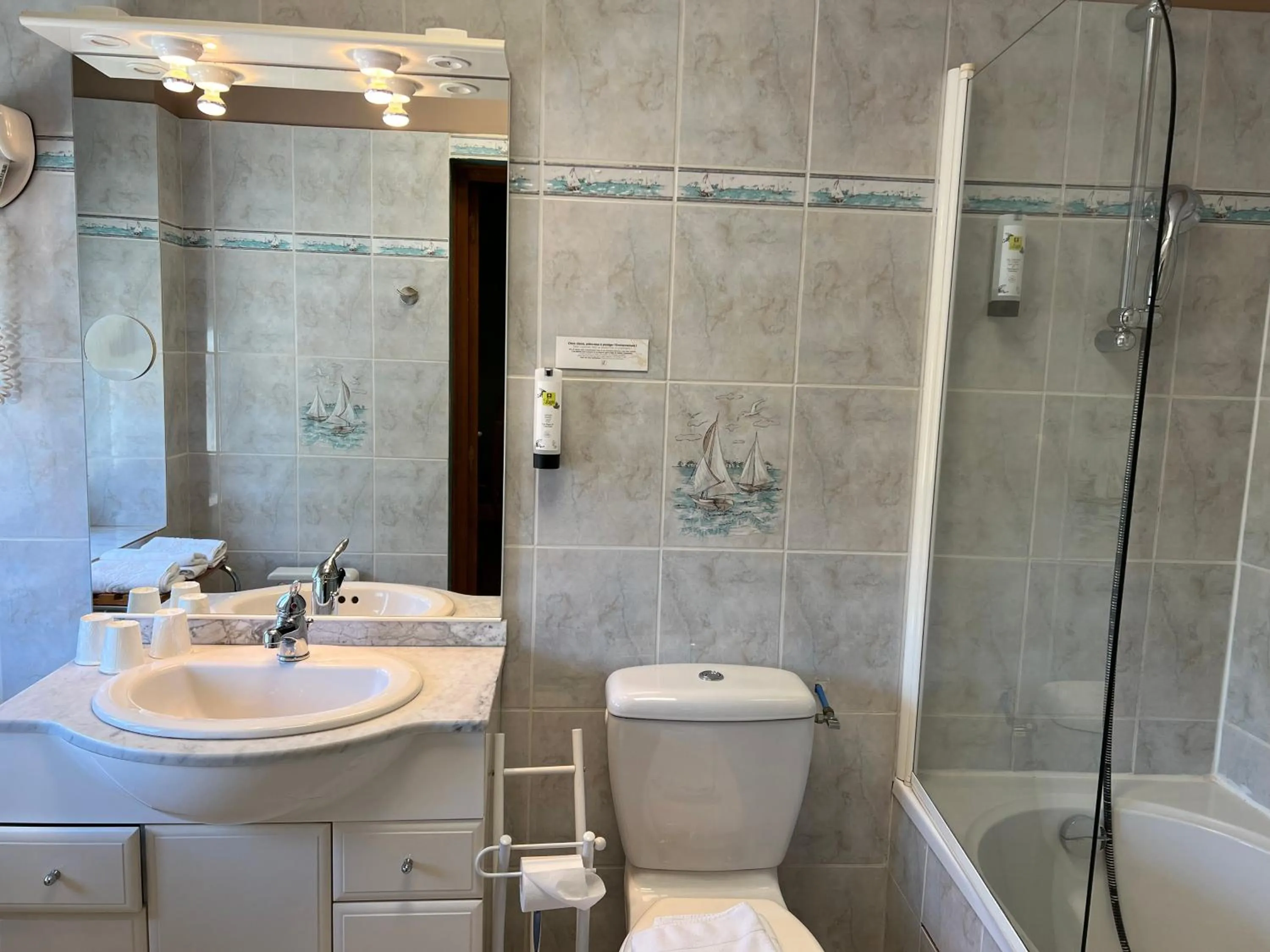 Bathroom in Logis Hôtel-Restaurant Les Voyageurs