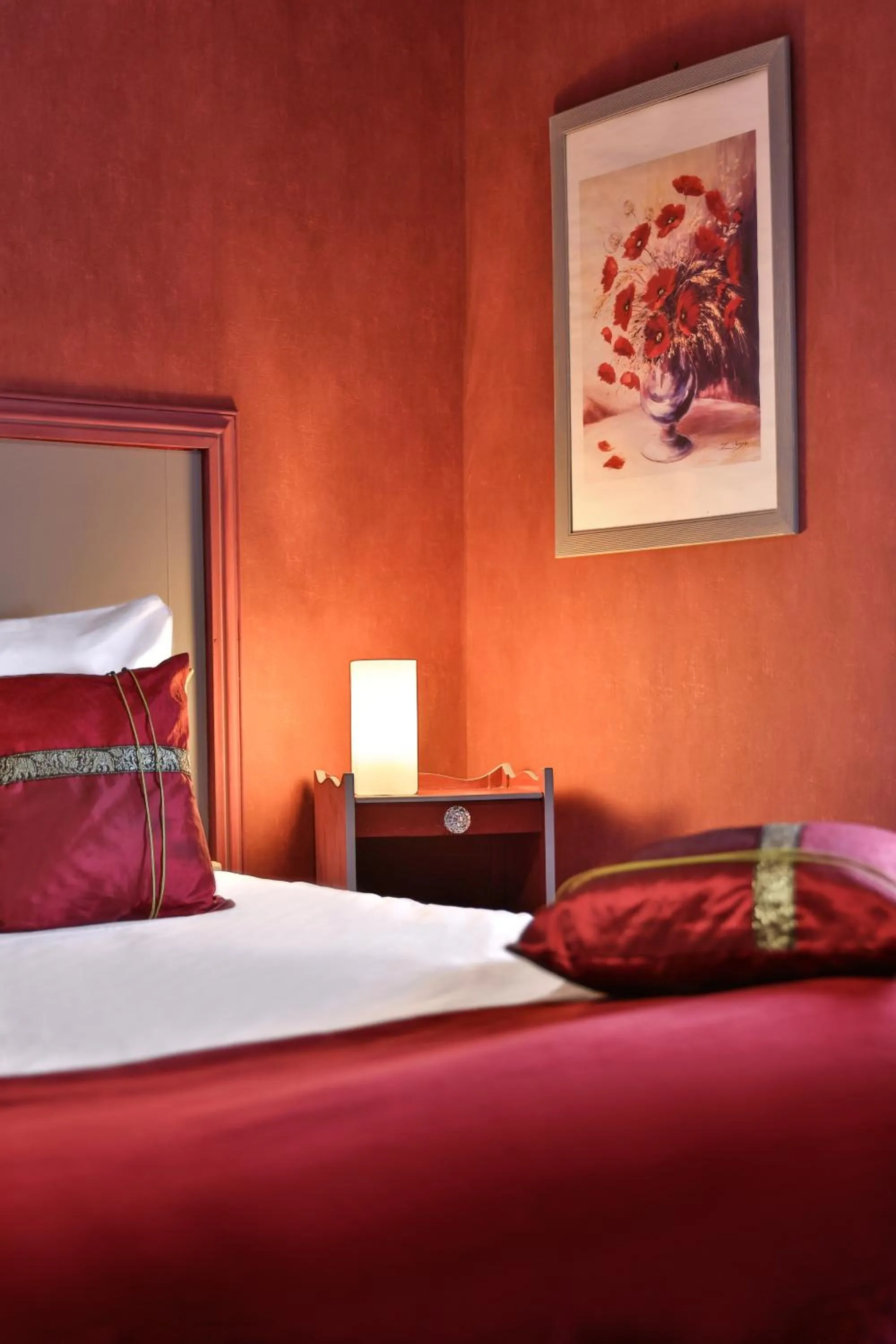 Bed in Logis Hôtel-Restaurant Les Voyageurs