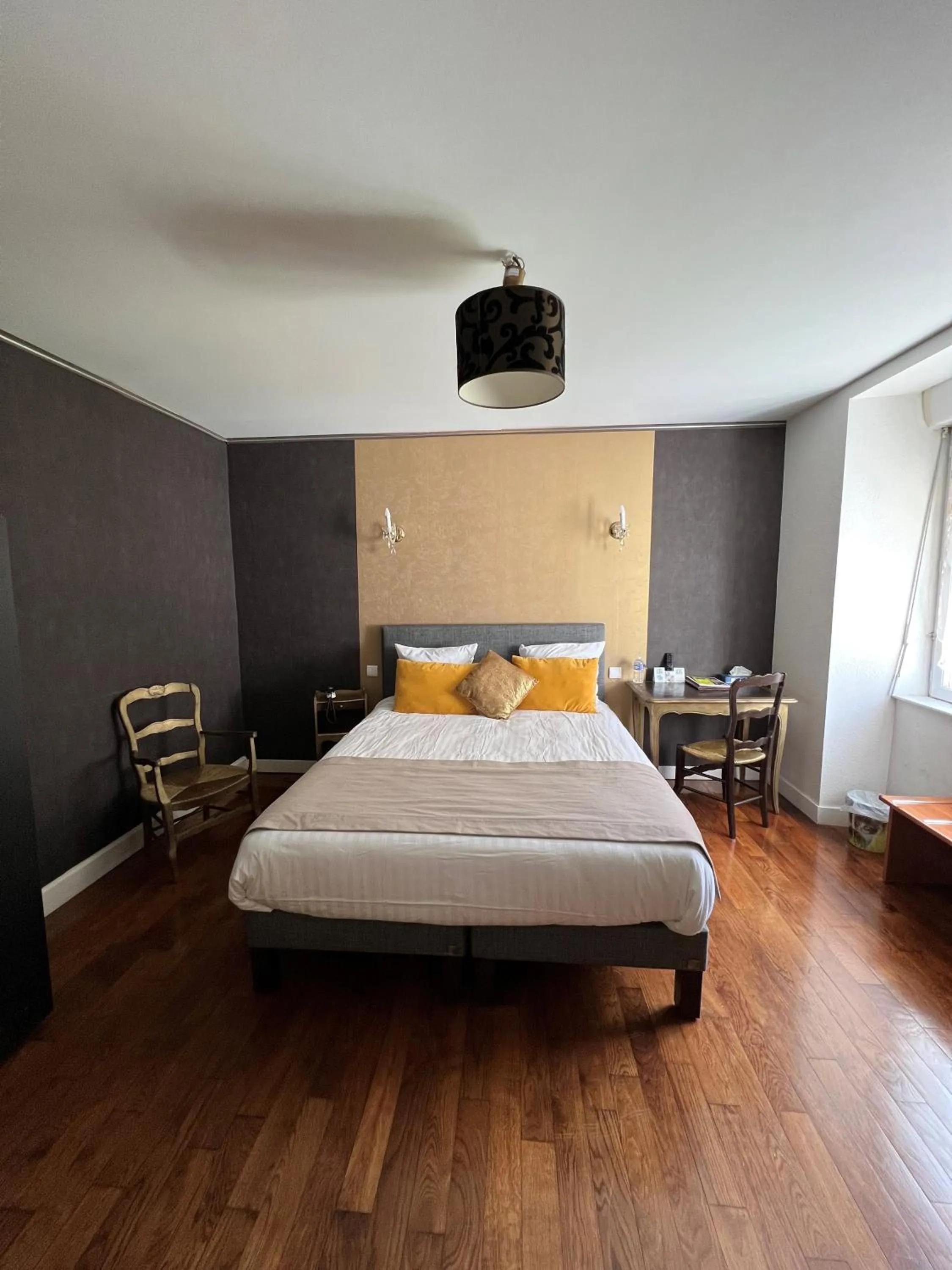 Bedroom, Bed in Logis Hôtel-Restaurant Les Voyageurs