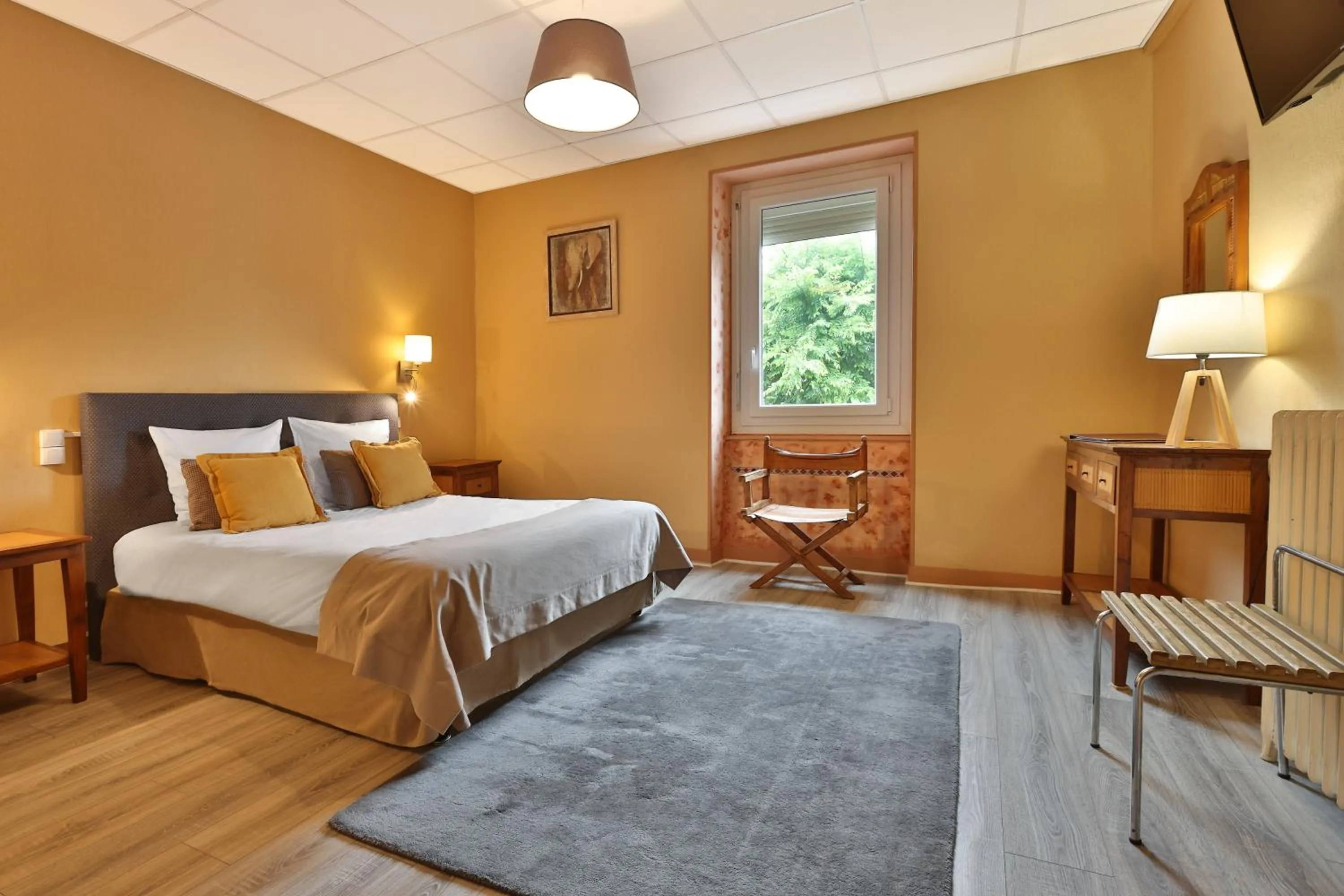 Bedroom, Bed in Logis Hôtel-Restaurant Les Voyageurs