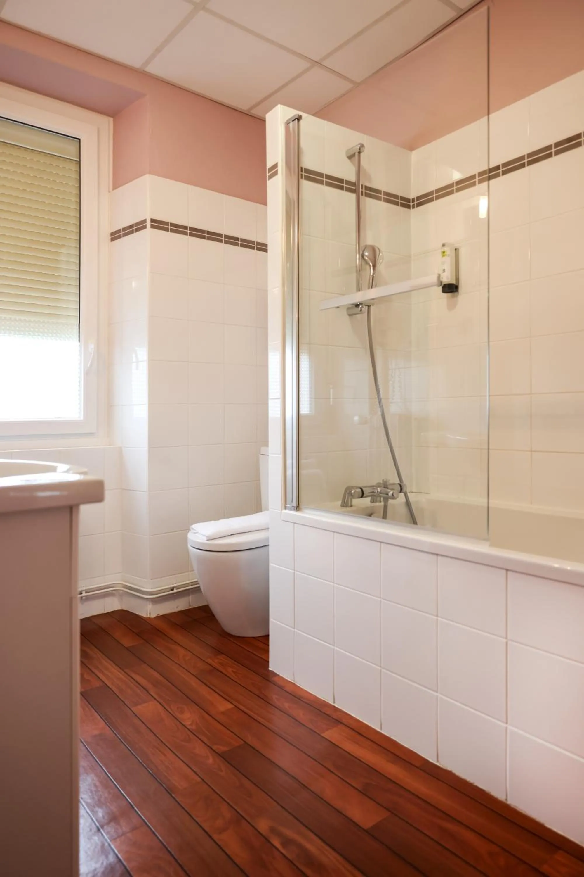 Bathroom in Logis Hôtel-Restaurant Les Voyageurs