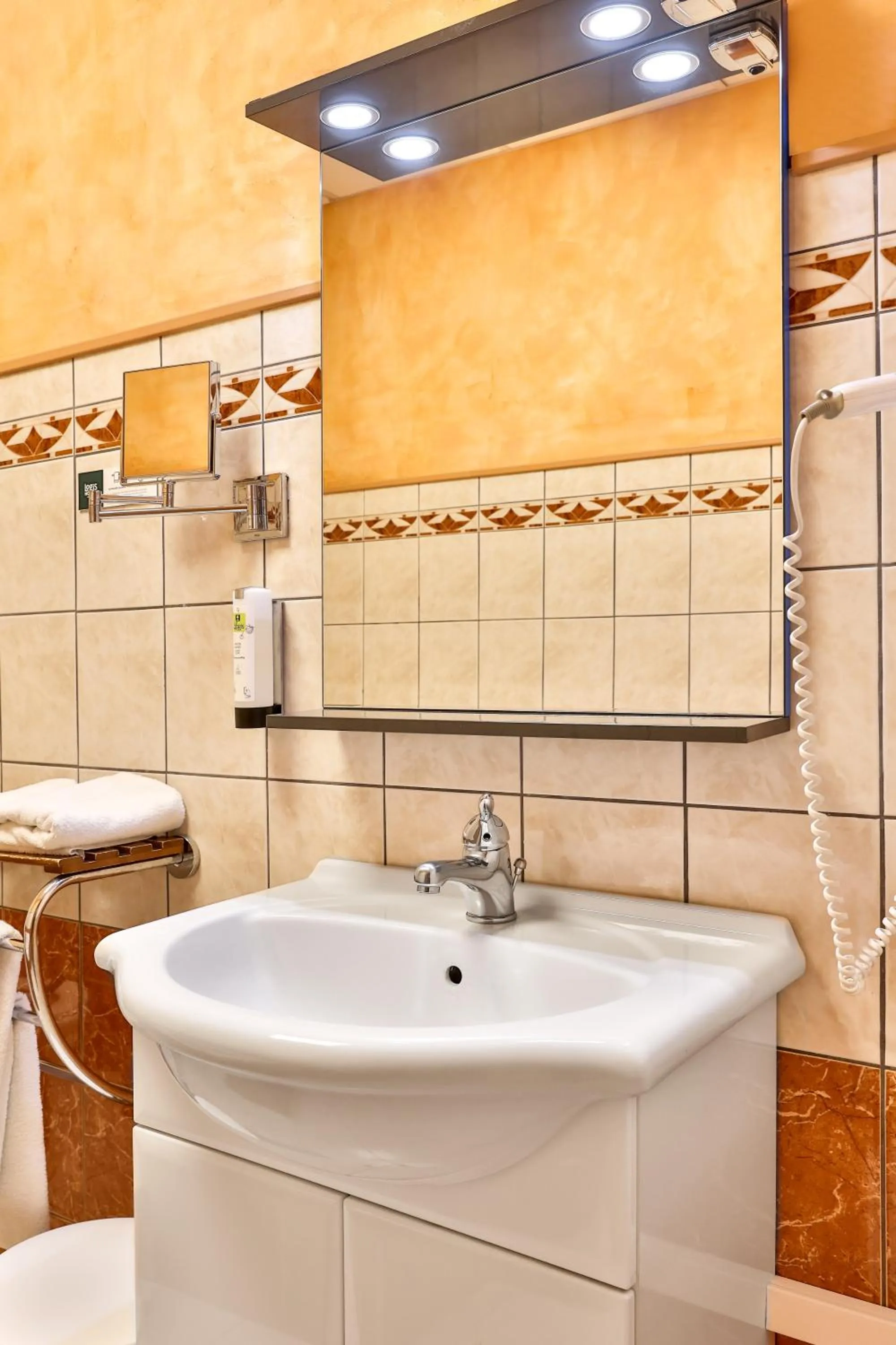 Bathroom in Logis Hôtel-Restaurant Les Voyageurs