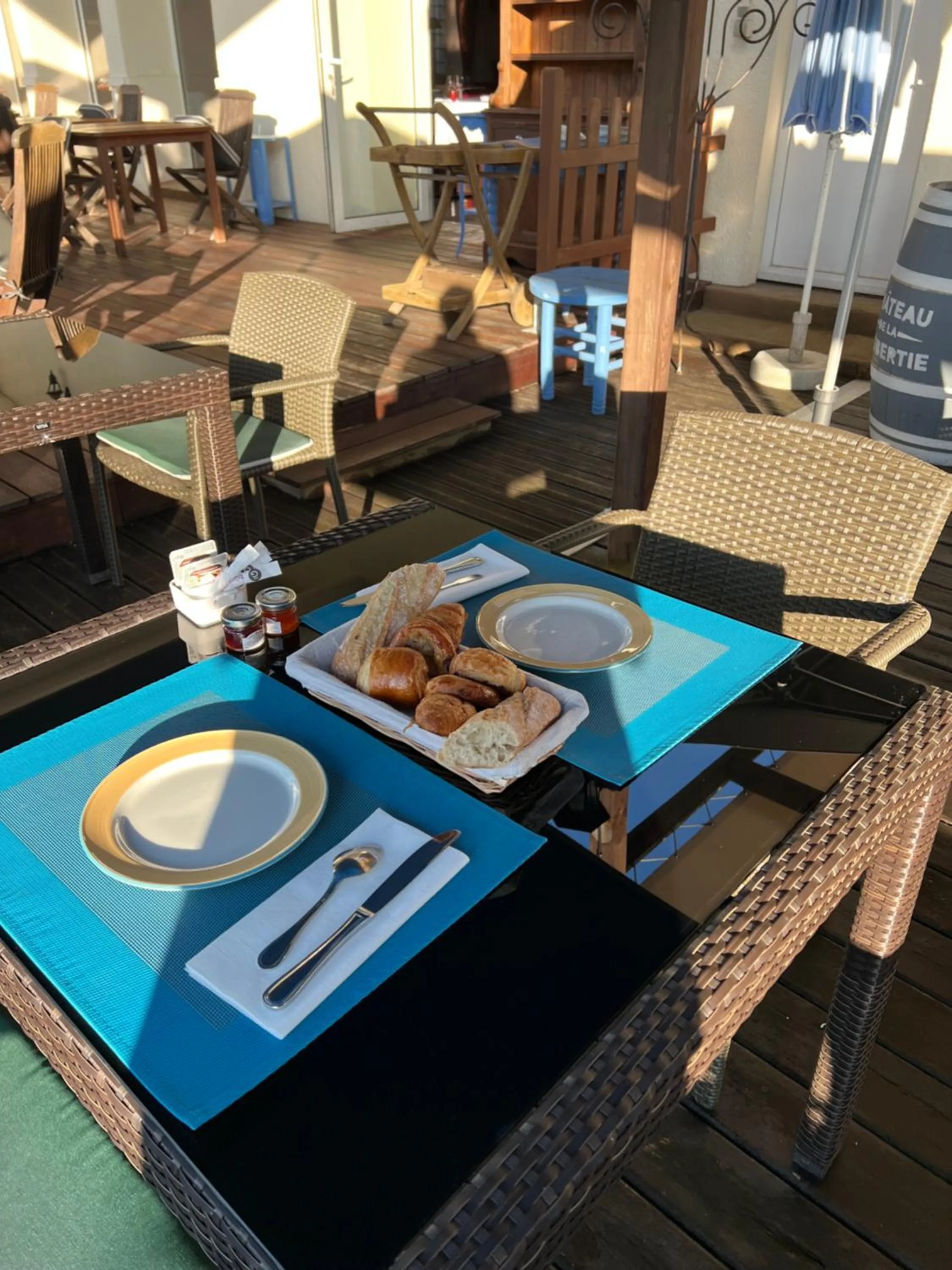 Breakfast in Logis Hôtel-Restaurant Les Voyageurs