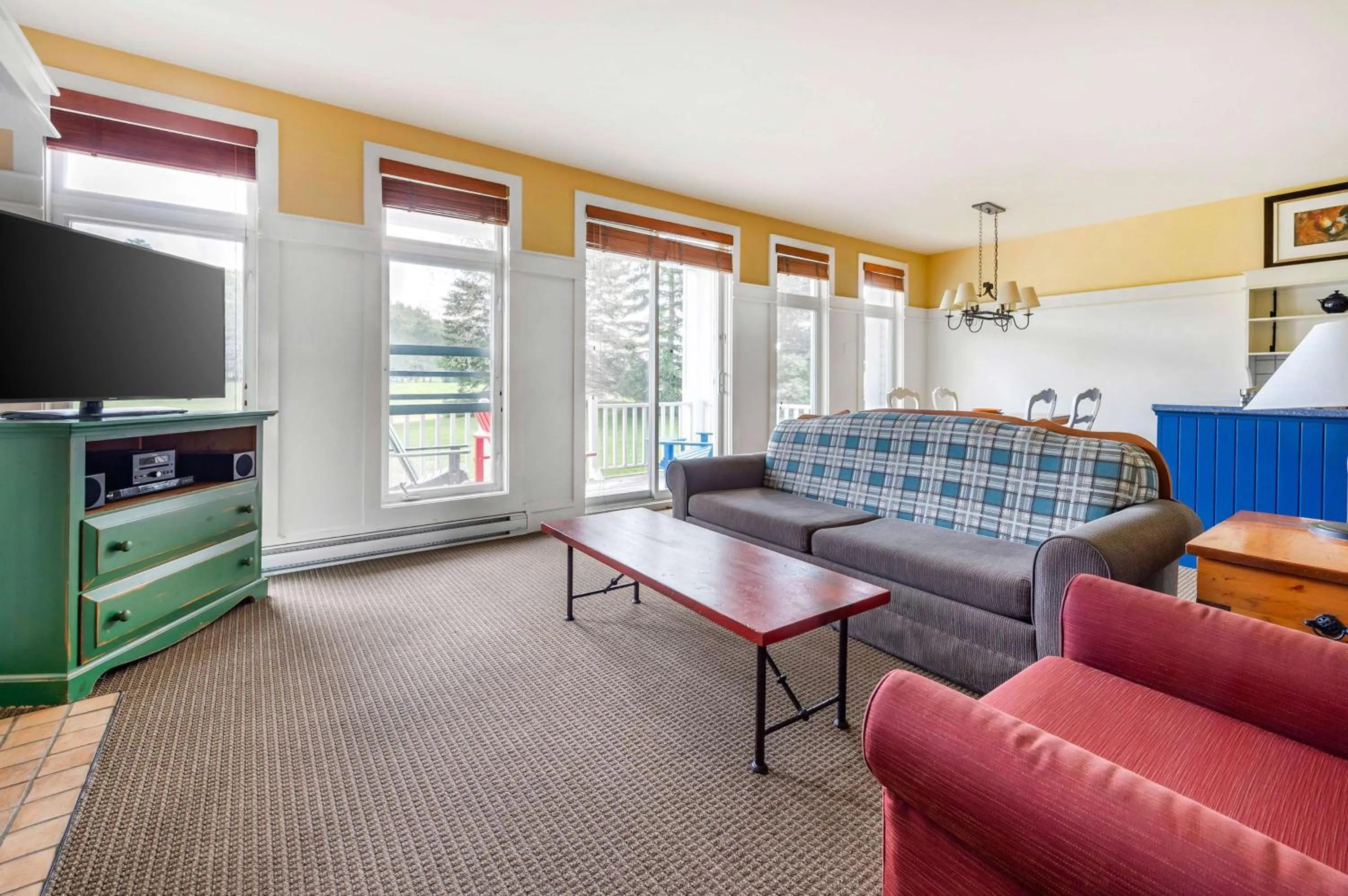 Living room in Hilton Grand Vacations Club Tremblant Canada