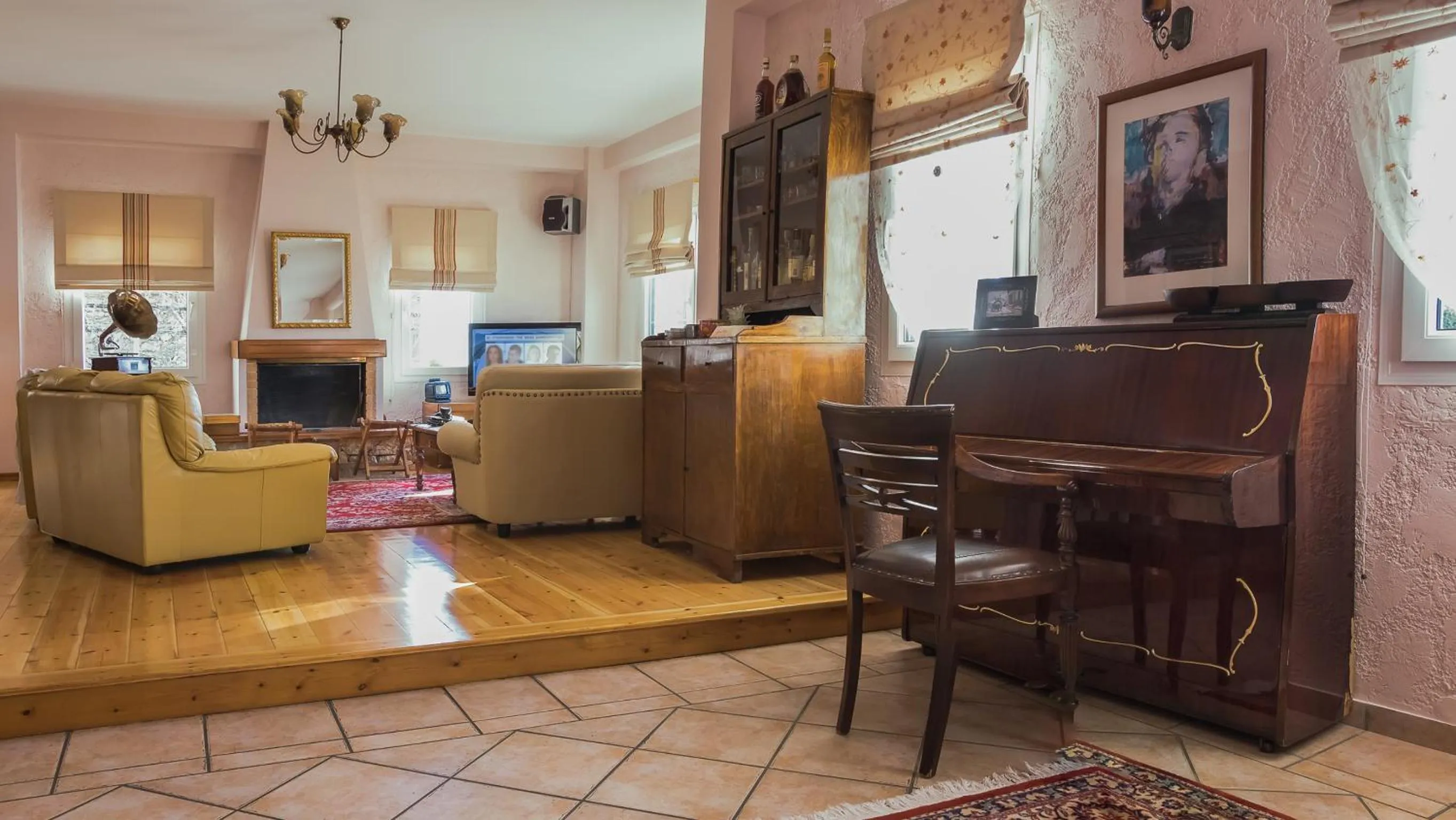 Communal lounge/ TV room in Horizon Hotel