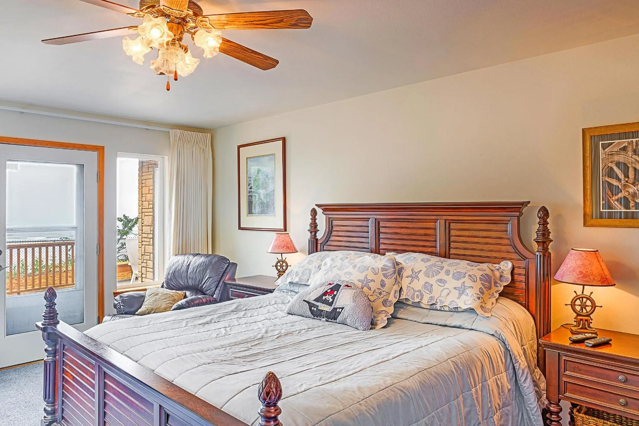 Bed in Beachfront Moclips Retreat w Hot Tub Fire Pit