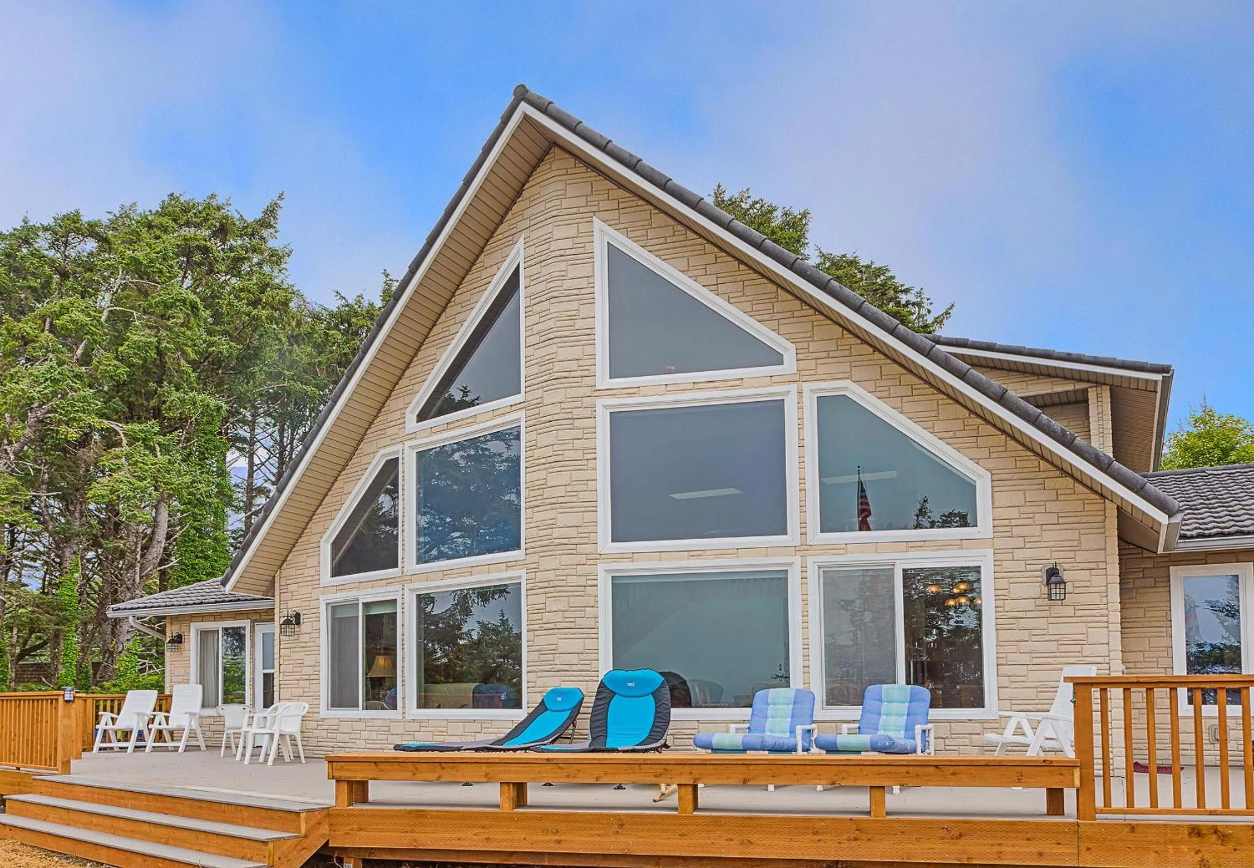 Beachfront Moclips Retreat w Hot Tub Fire Pit