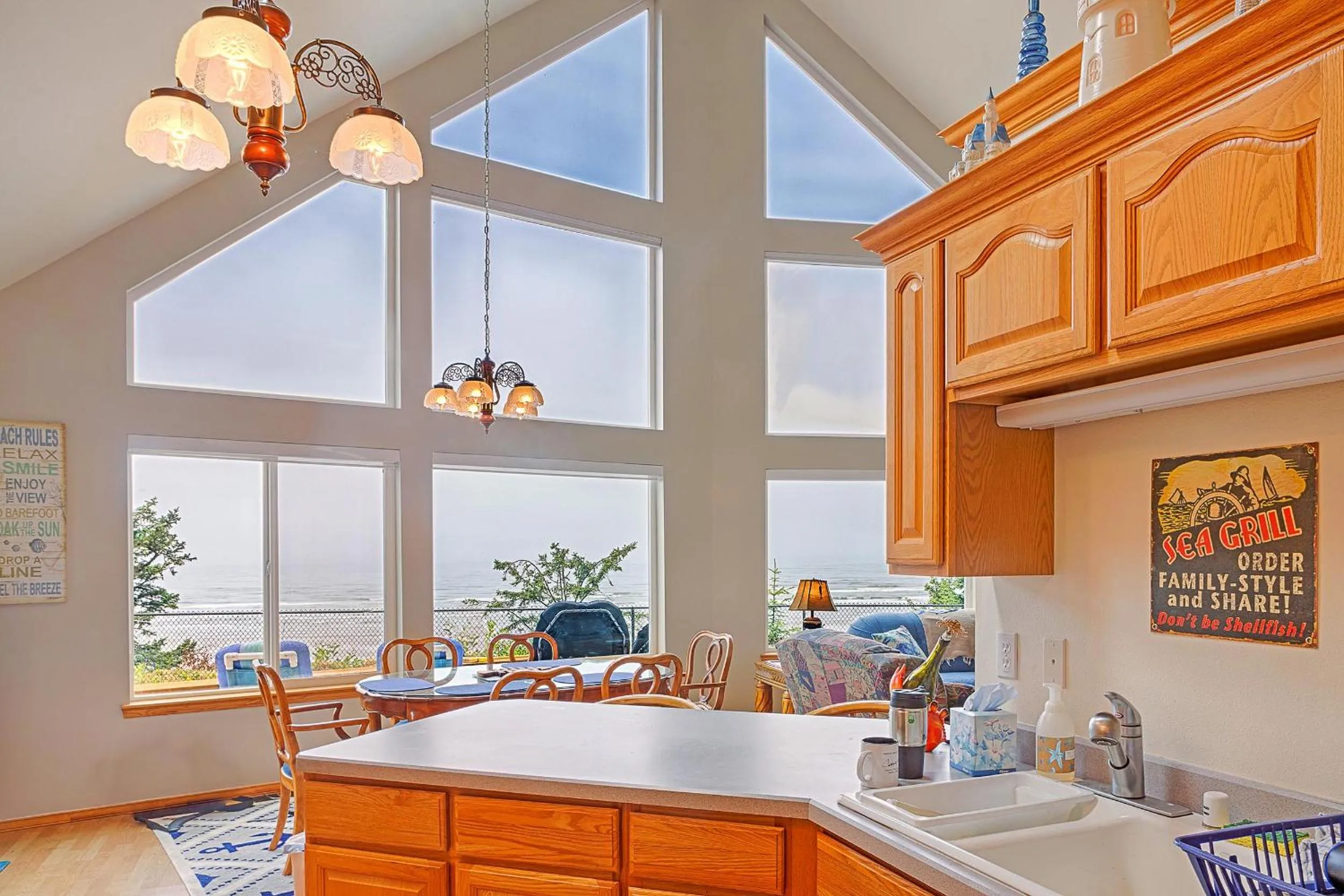 Beachfront Moclips Retreat w Hot Tub Fire Pit