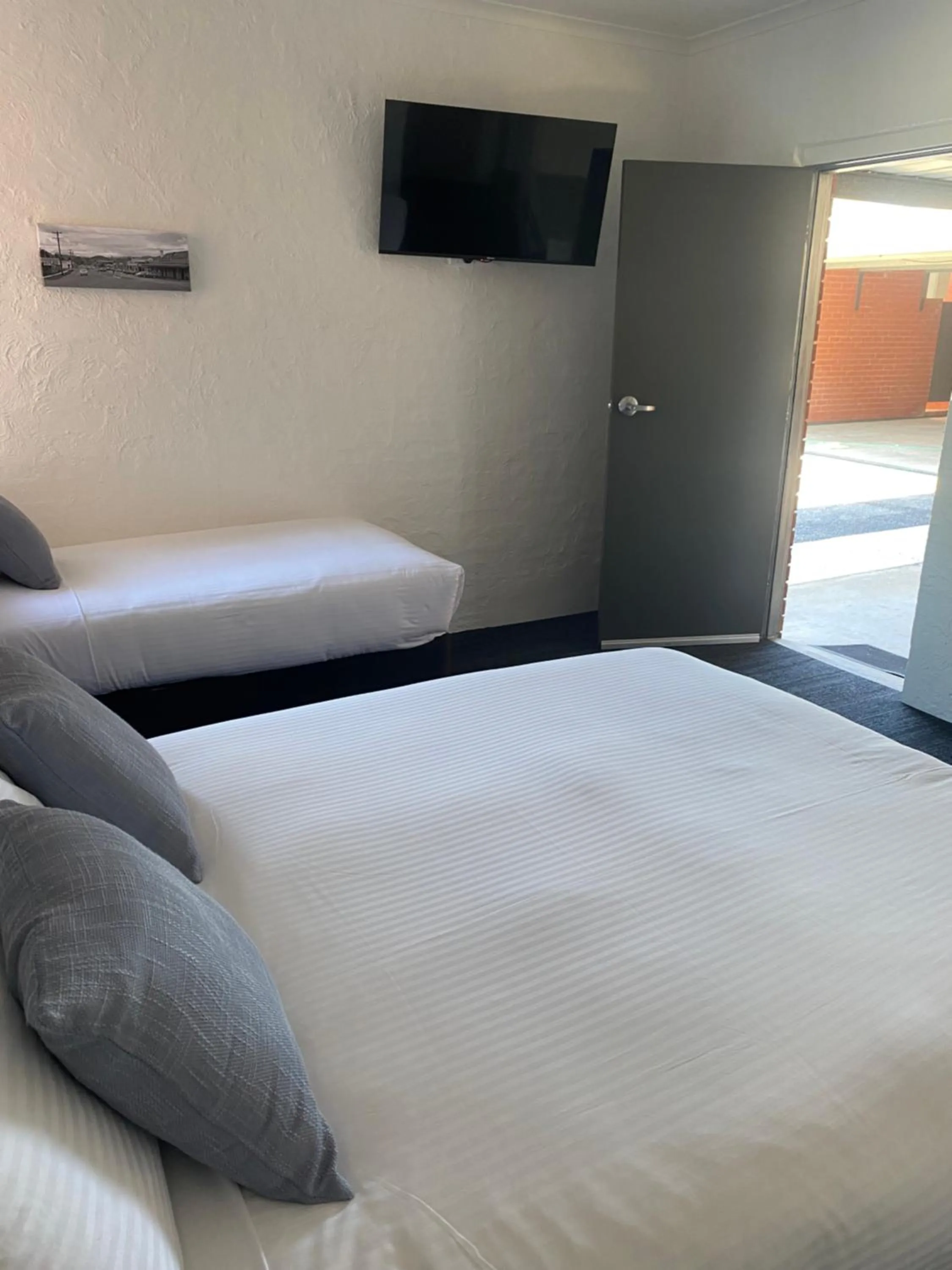 Bed in Railway Motel Myrtleford