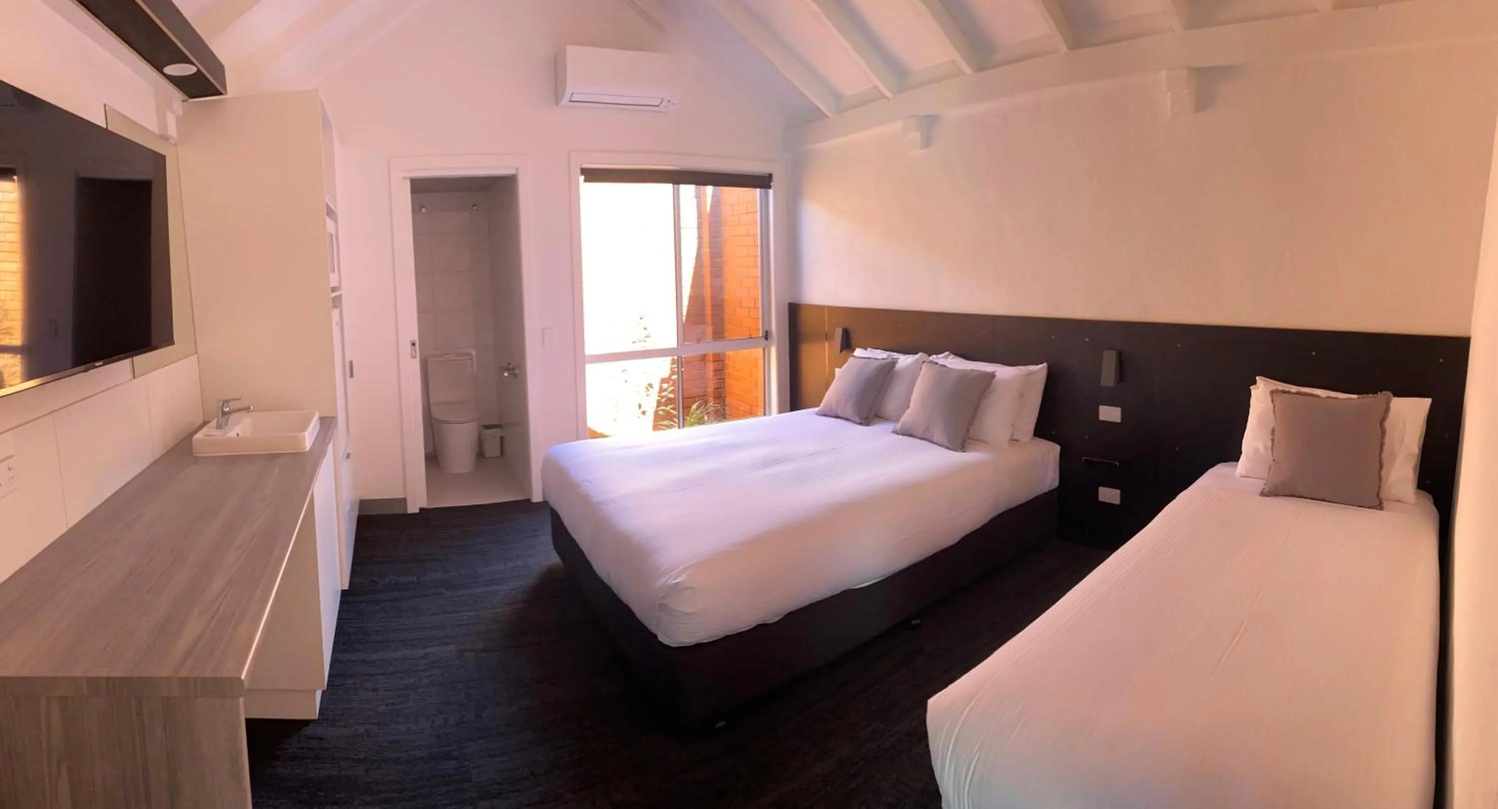 Bed in Railway Motel Myrtleford