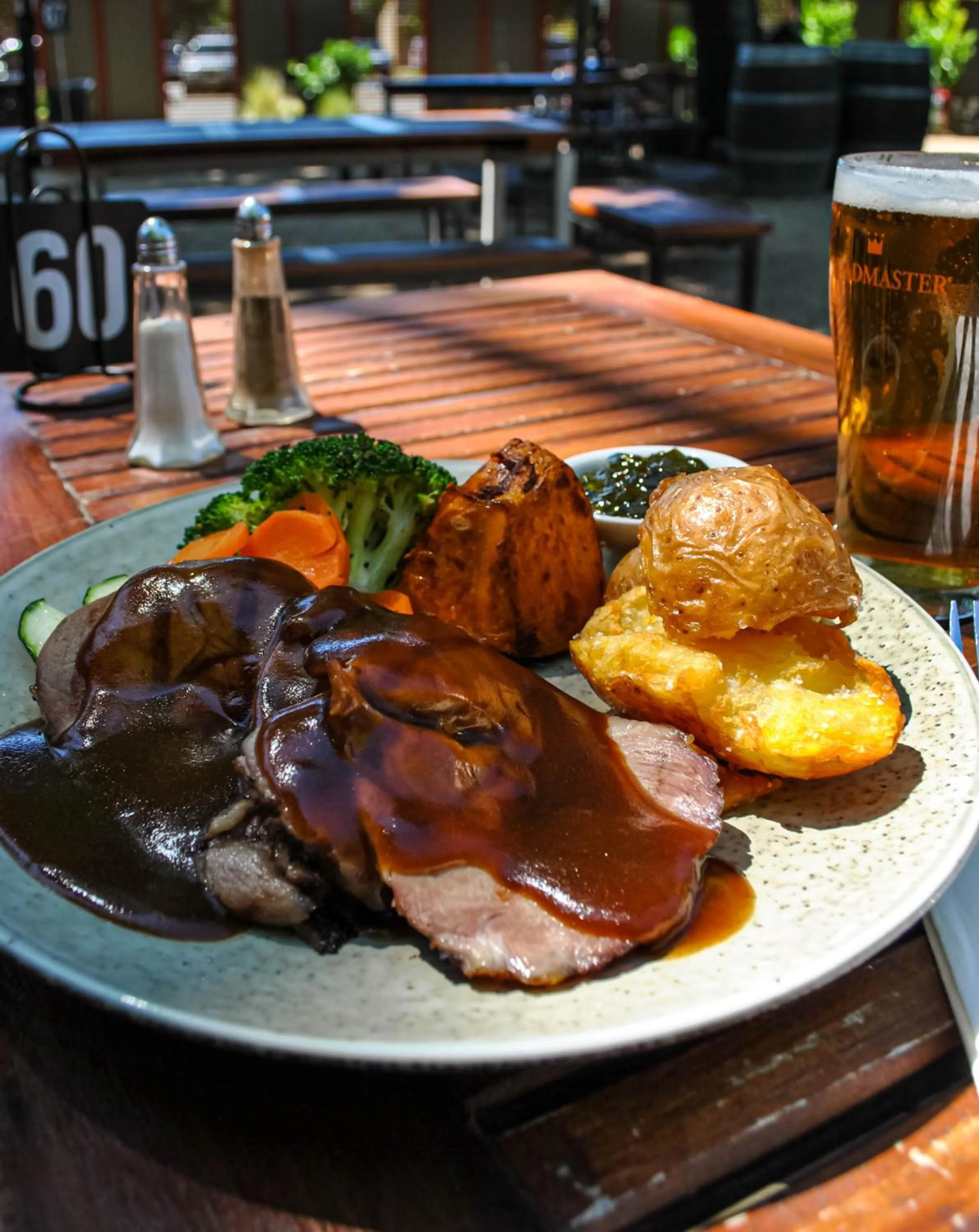 Restaurant/places to eat in Delatite Hotel