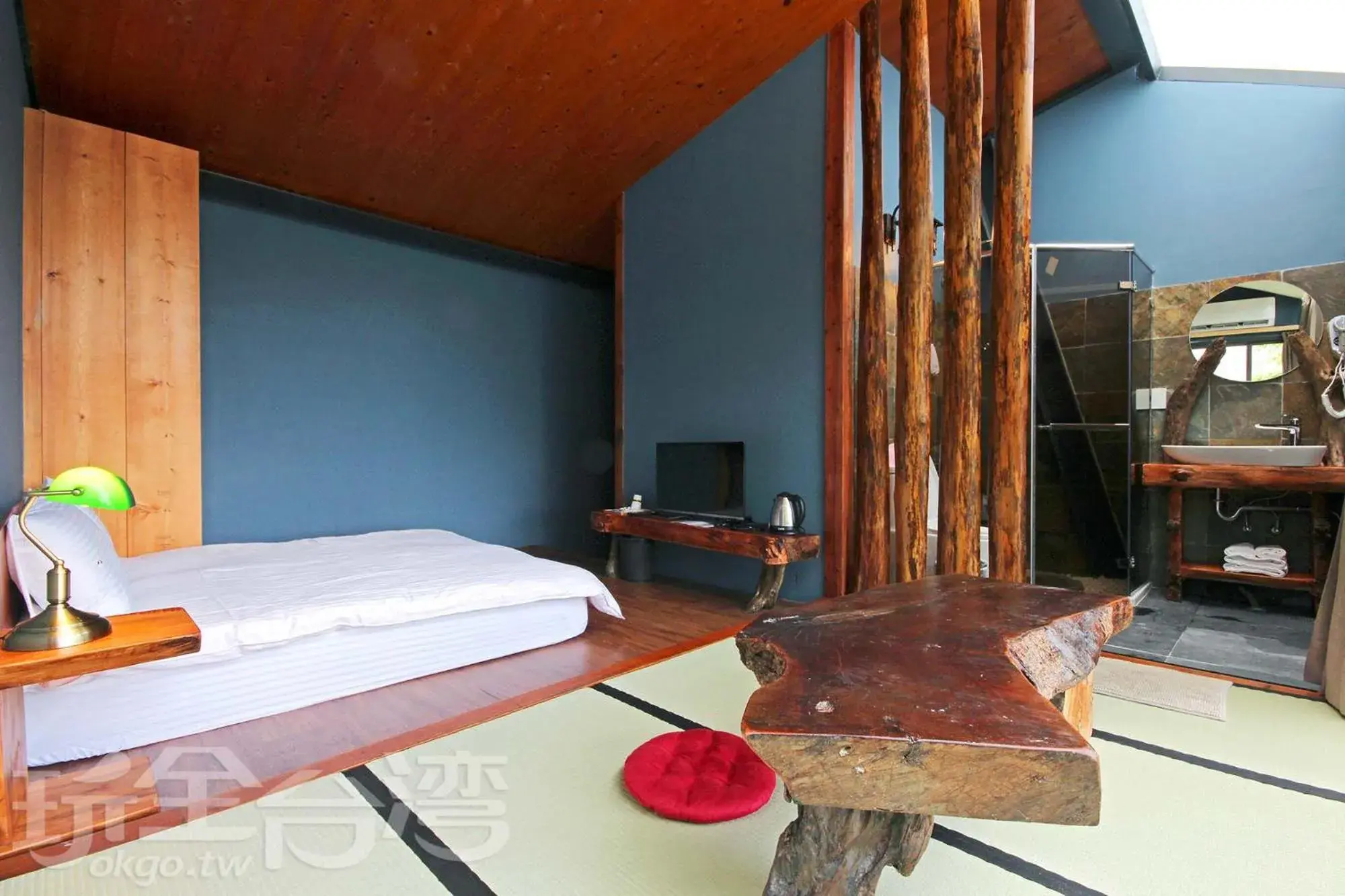 Bed in Yue Lake Backpackers Bed in Yue Lake Backpackers