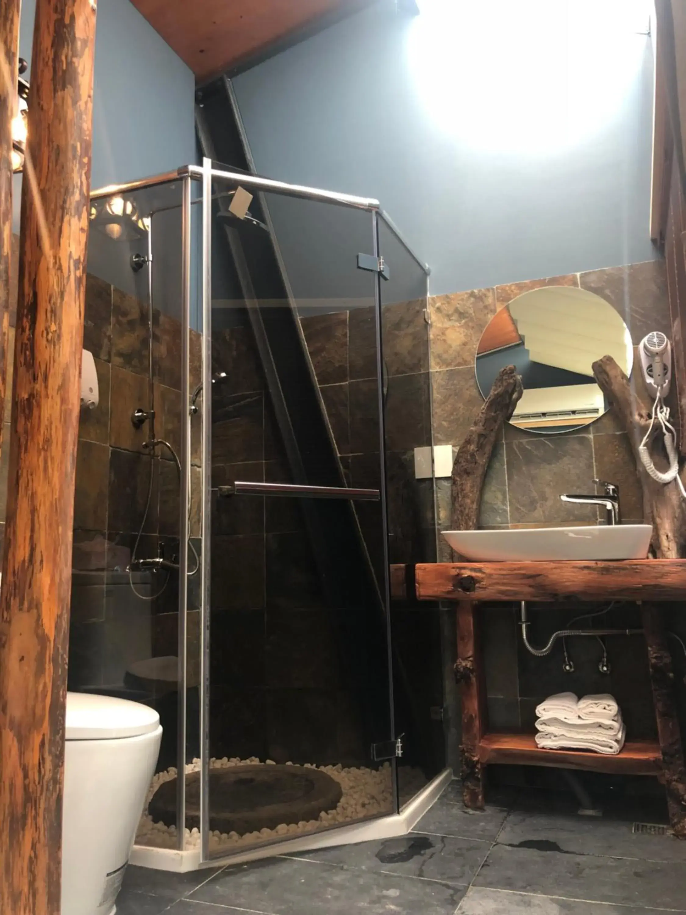 Yue Lake Backpackers Yue Lake Backpackers