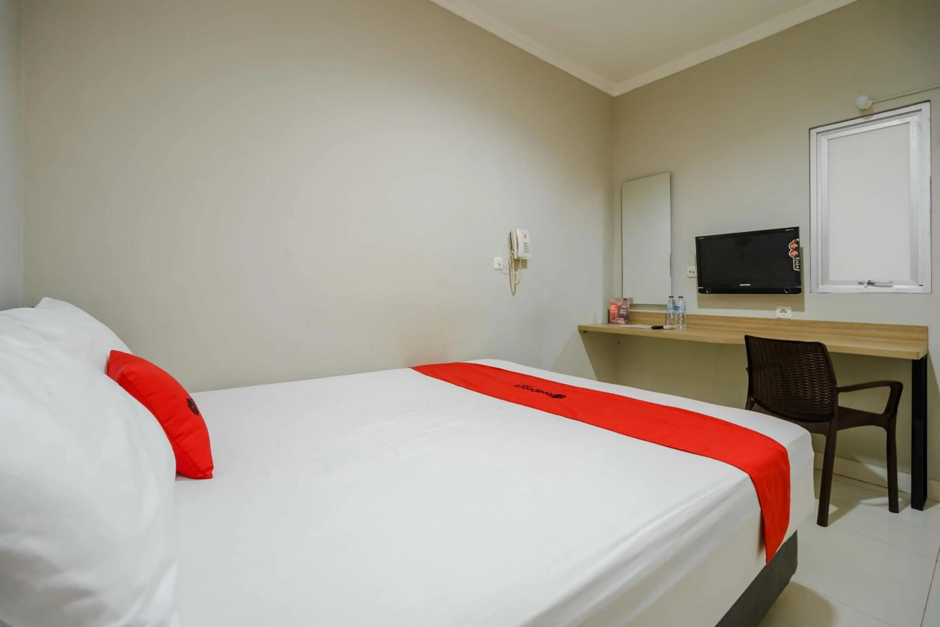 Bedroom, Bed in RedDoorz @ Mangga Besar 2
