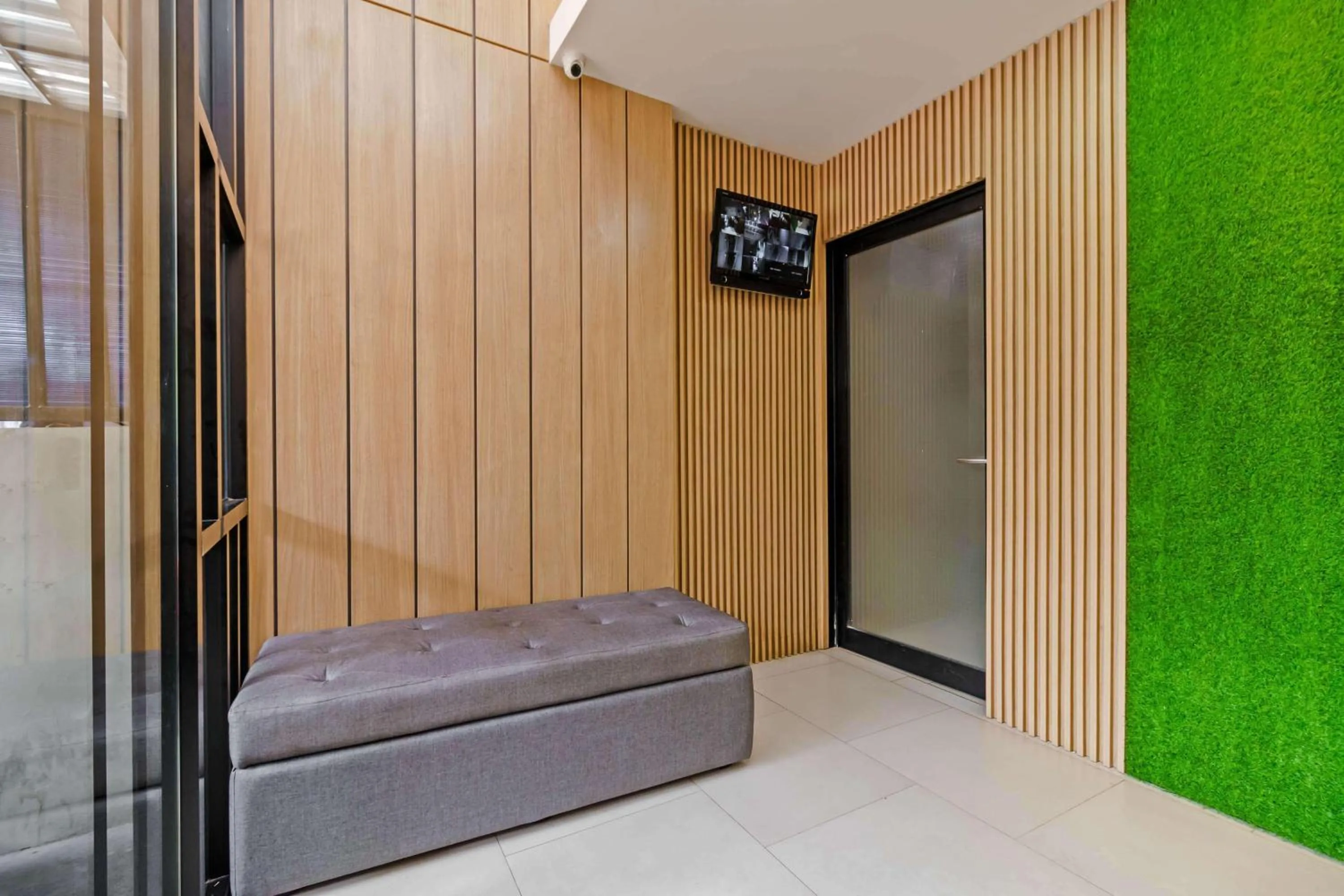 Seating area, Bed in RedDoorz @ Mangga Besar 2