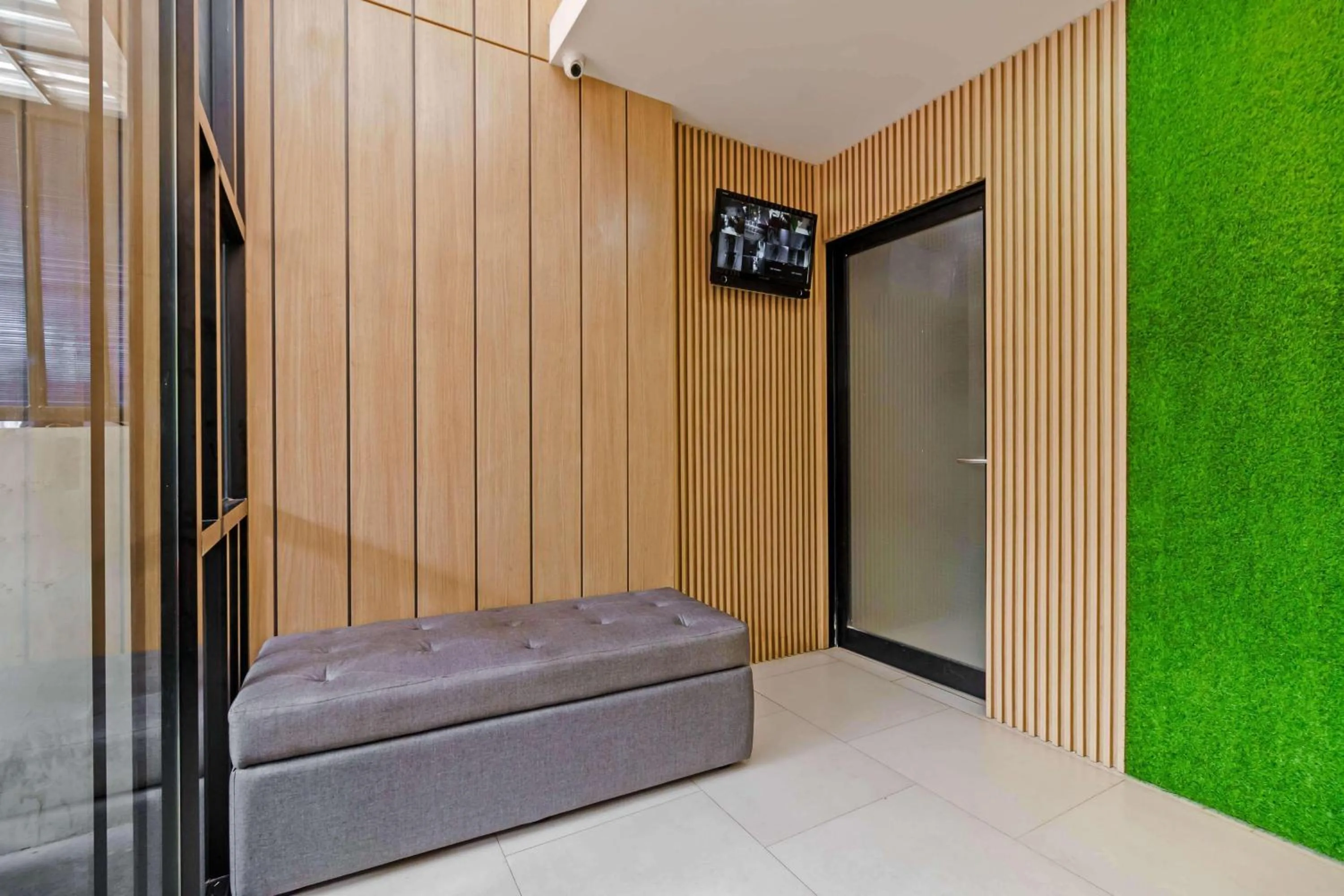 Seating area, Bed in RedDoorz @ Mangga Besar 2