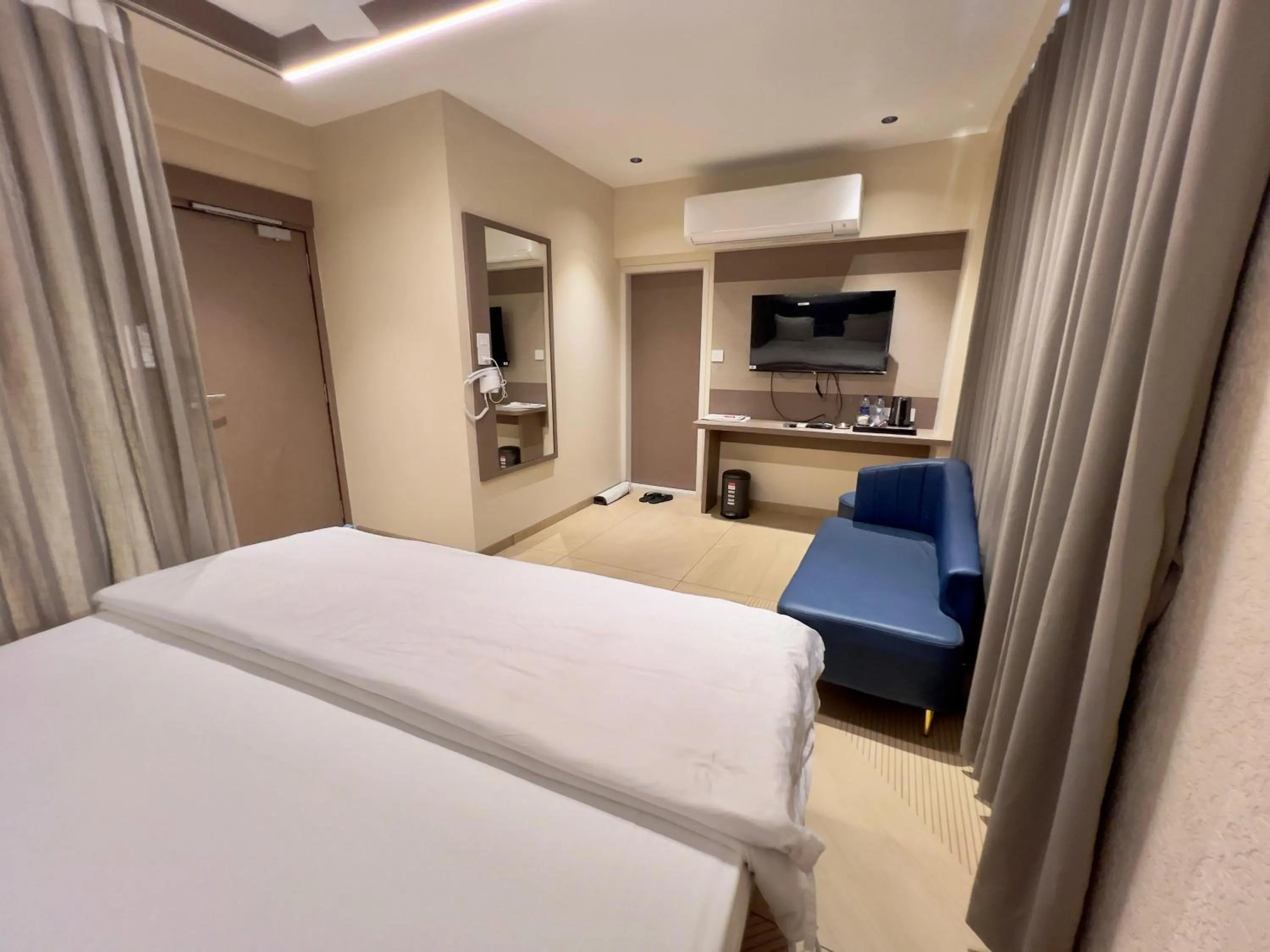 TV and multimedia, Bed in Hotel Grand Pragati