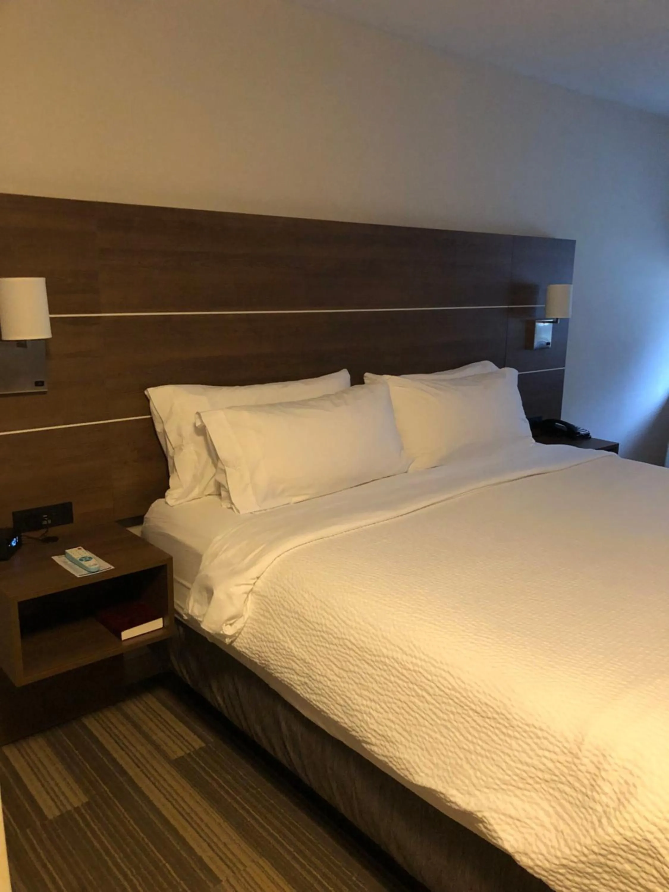 Bed in Holiday Inn Express Mt. Vernon by IHG