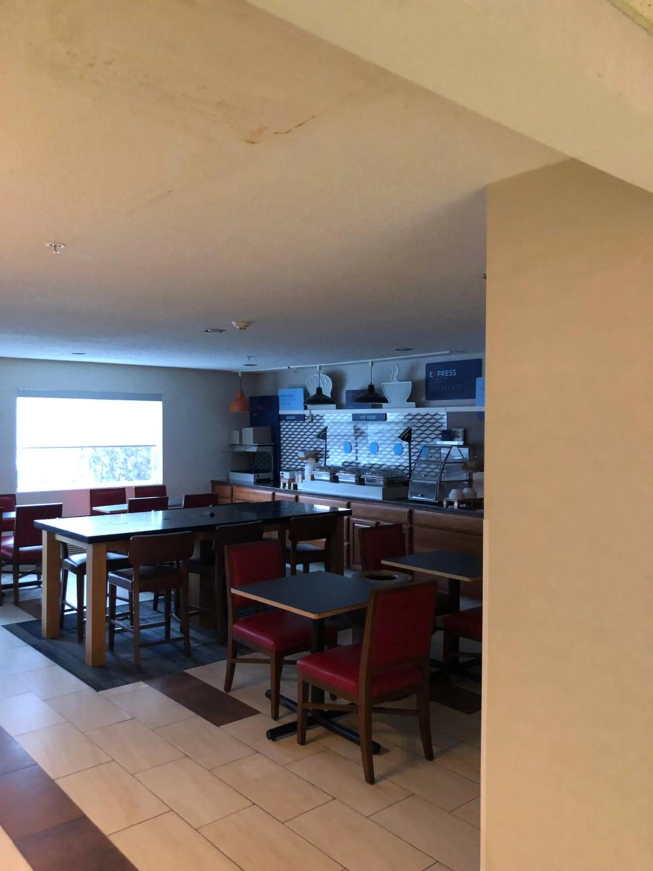 Breakfast in Holiday Inn Express Mt. Vernon by IHG