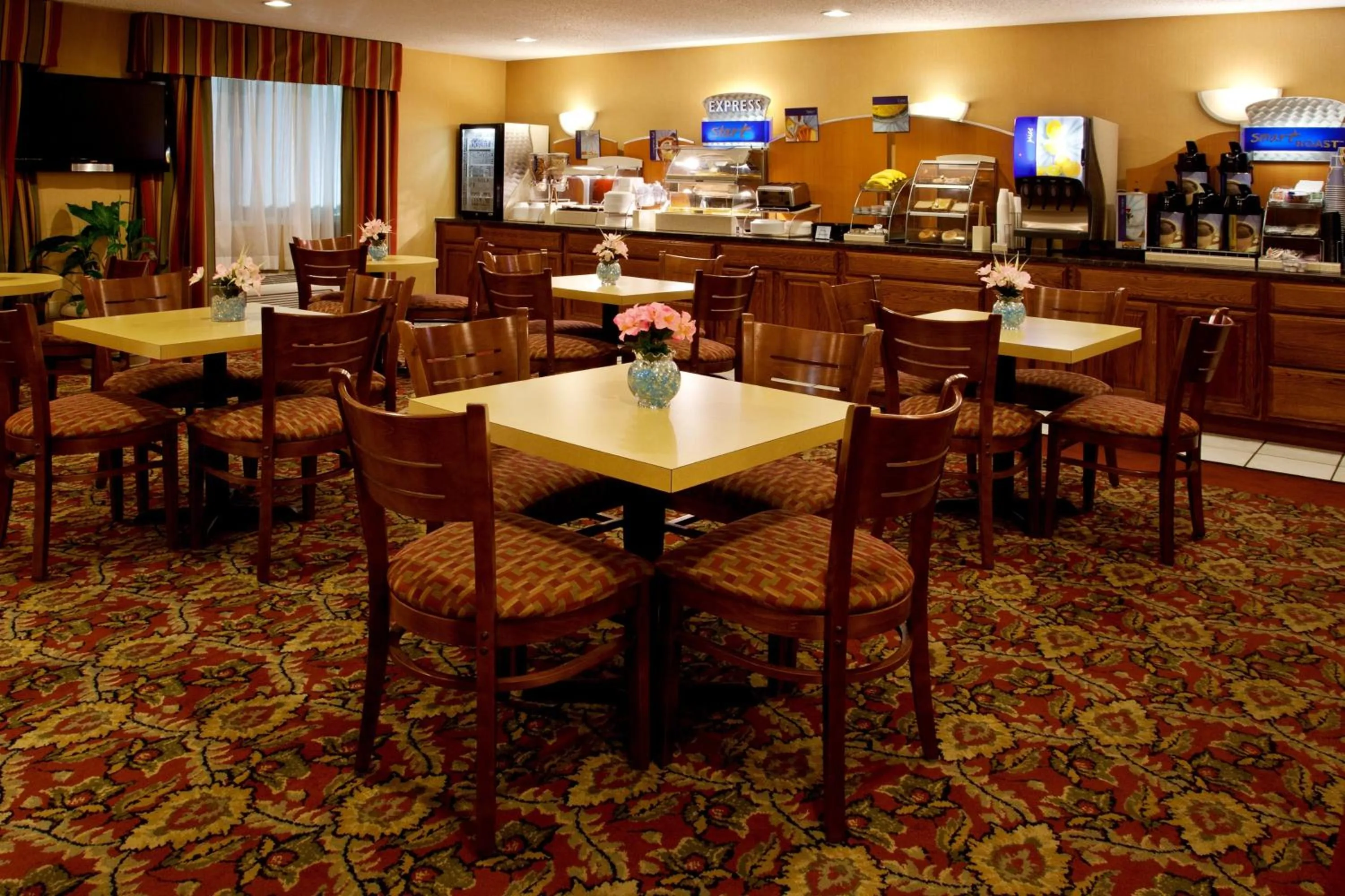 Restaurant/places to eat in Holiday Inn Express Mt. Vernon by IHG