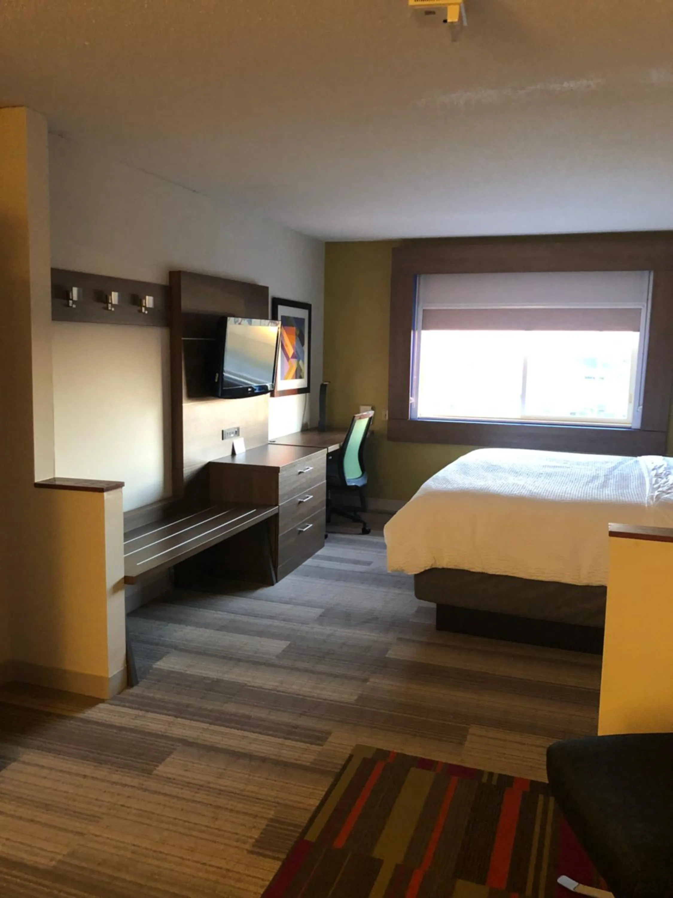 Bed in Holiday Inn Express Mt. Vernon by IHG