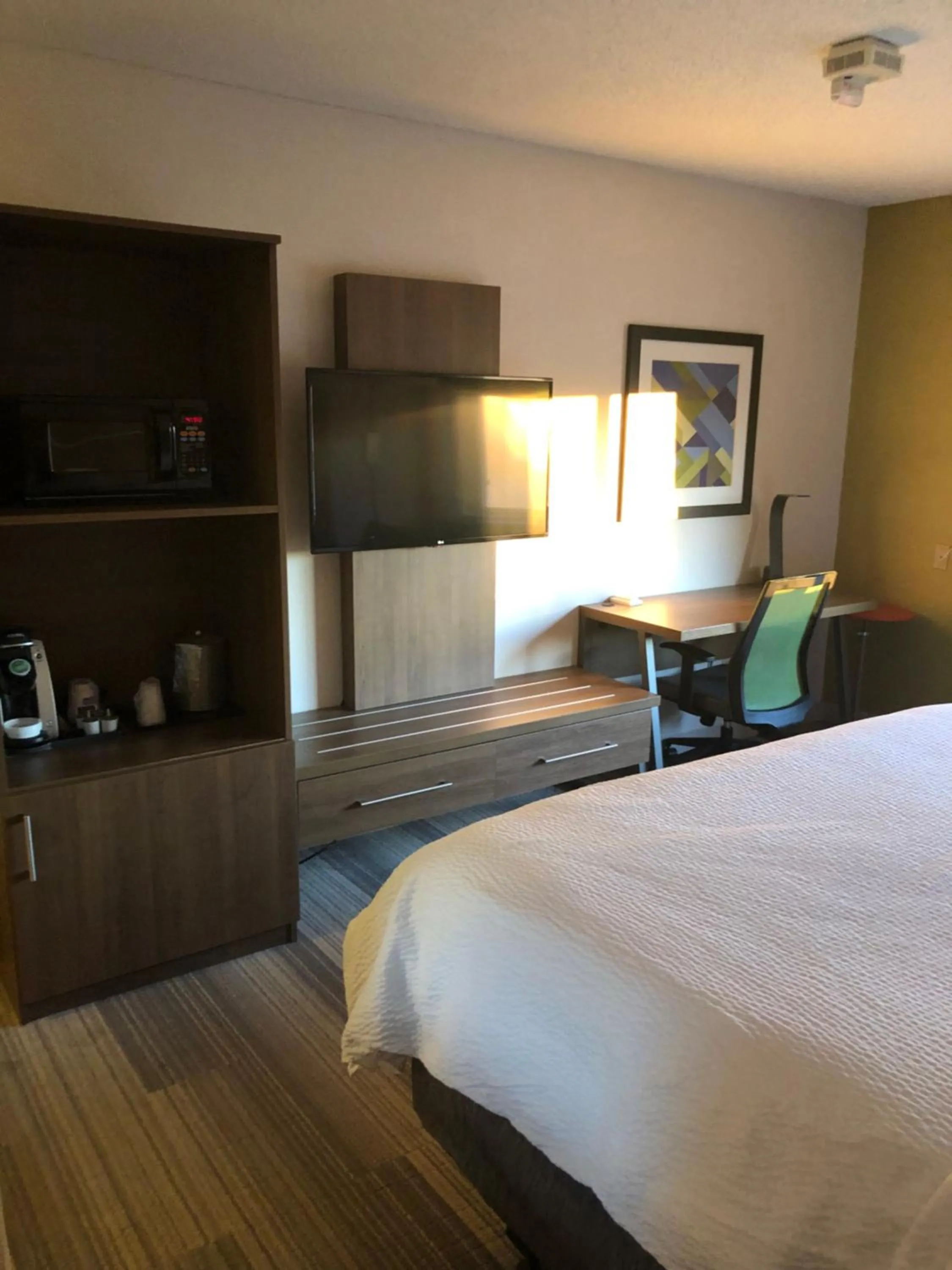 Bed in Holiday Inn Express Mt. Vernon by IHG