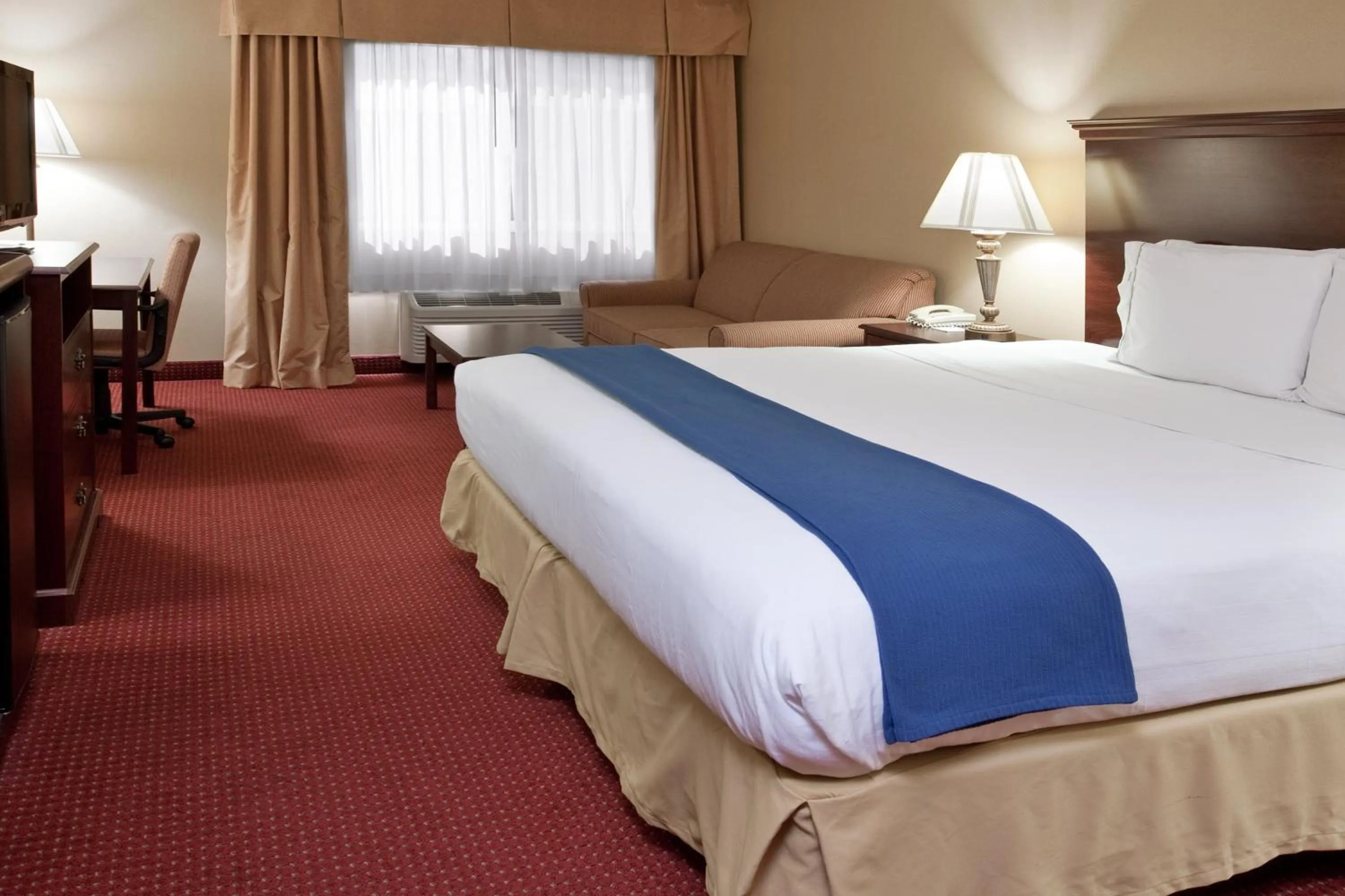 Photo of the whole room, Bed in Holiday Inn Express Mt. Vernon by IHG