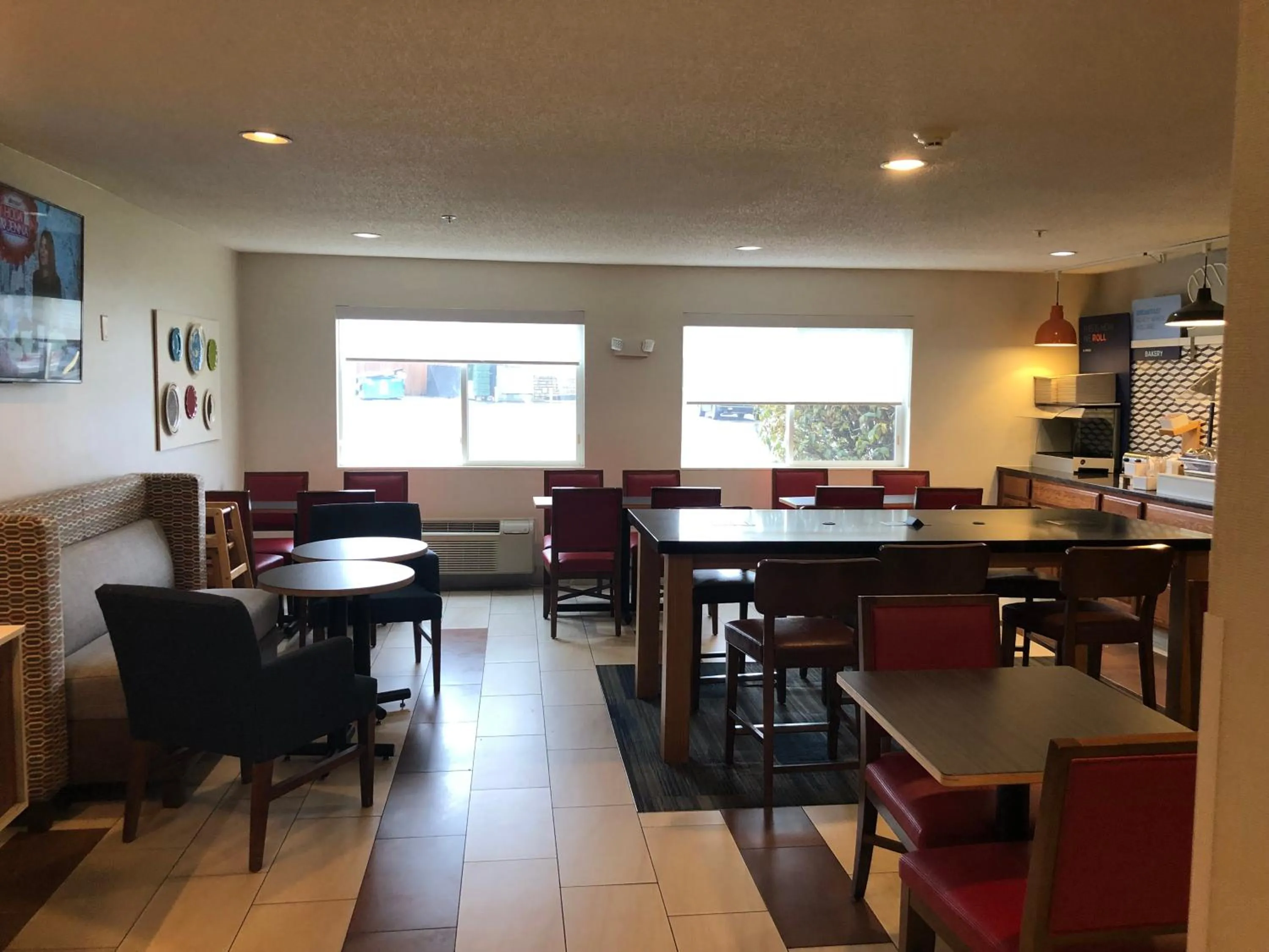 Breakfast in Holiday Inn Express Mt. Vernon by IHG