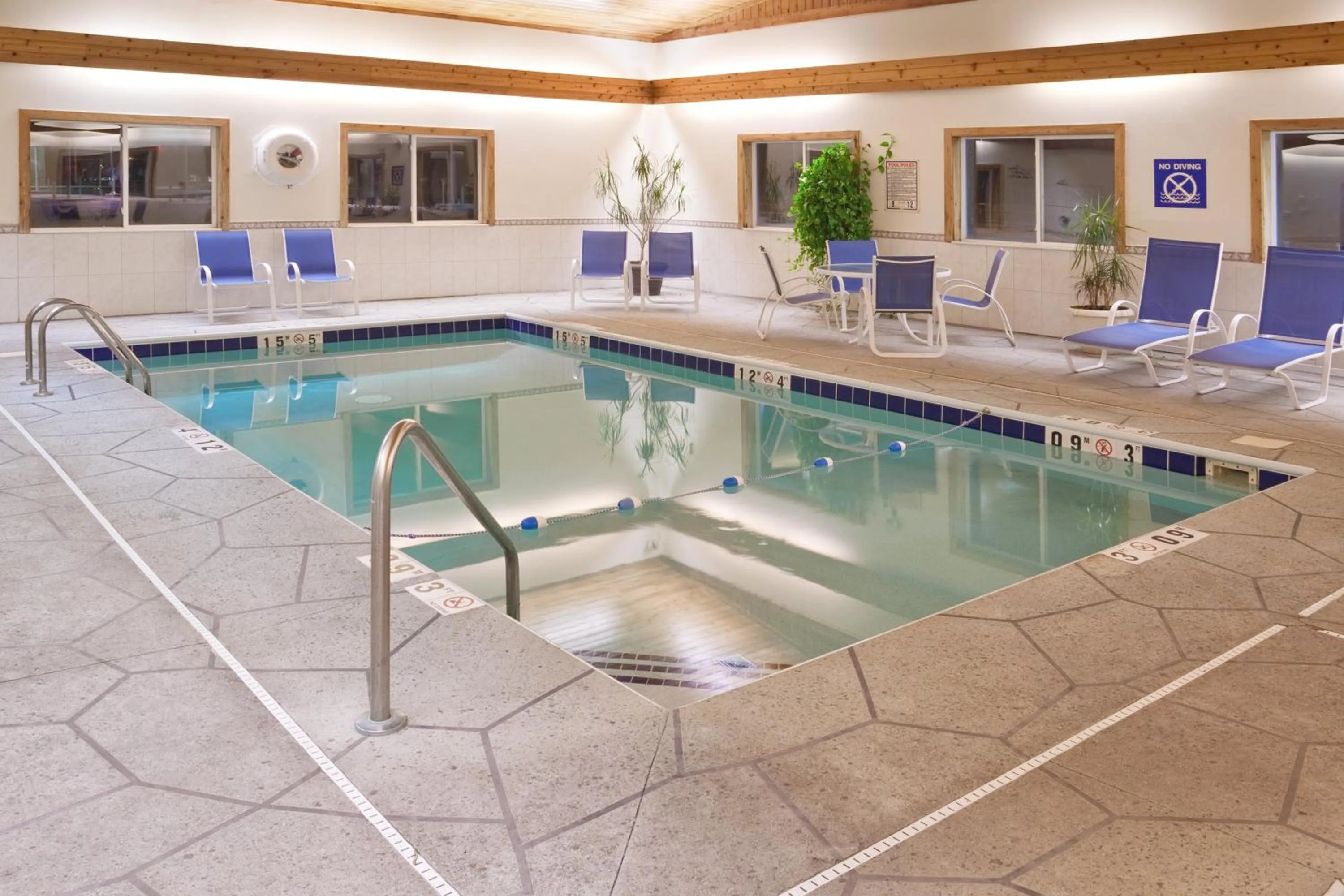 Swimming pool in Holiday Inn Express Mt. Vernon by IHG