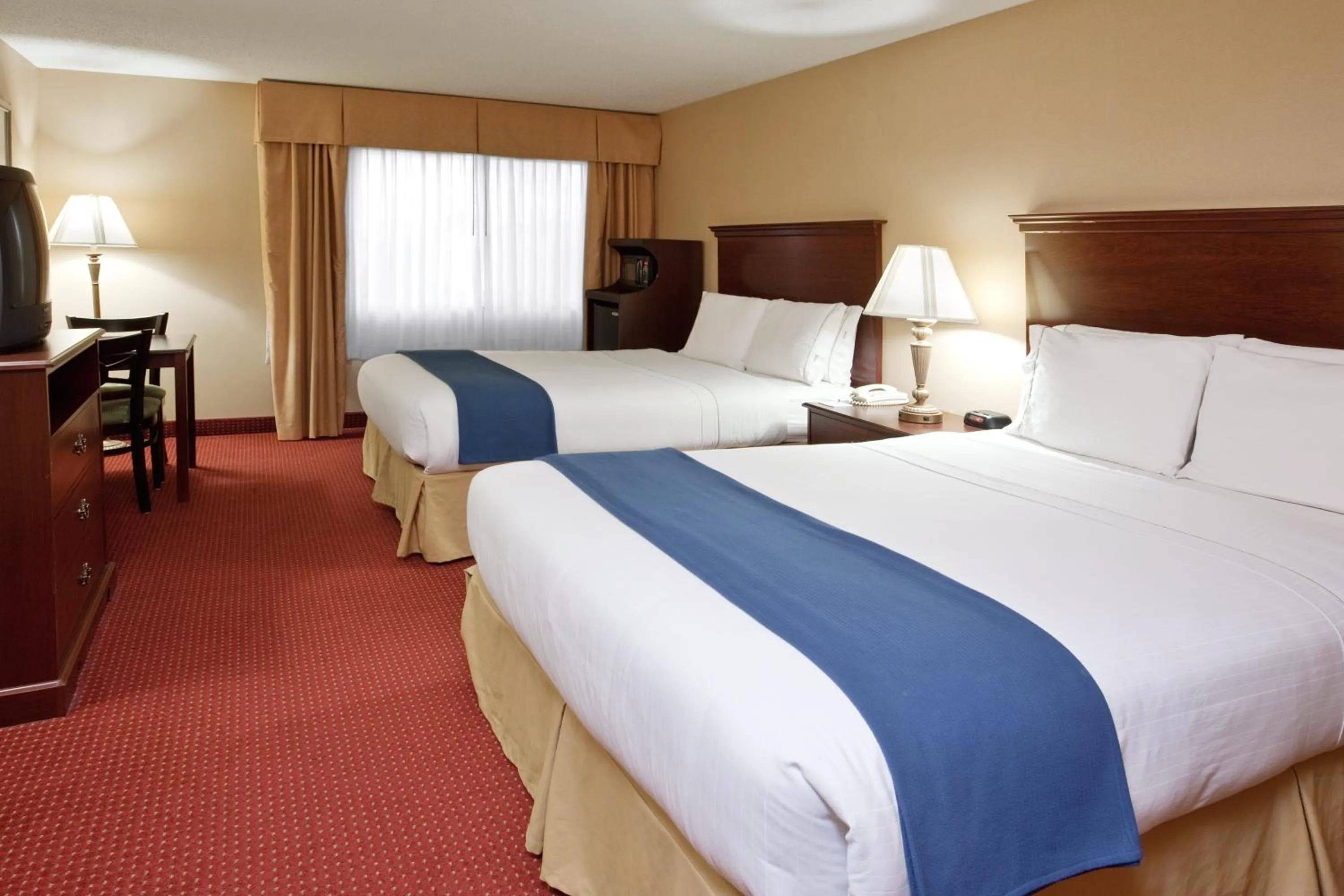 Photo of the whole room, Bed in Holiday Inn Express Mt. Vernon by IHG