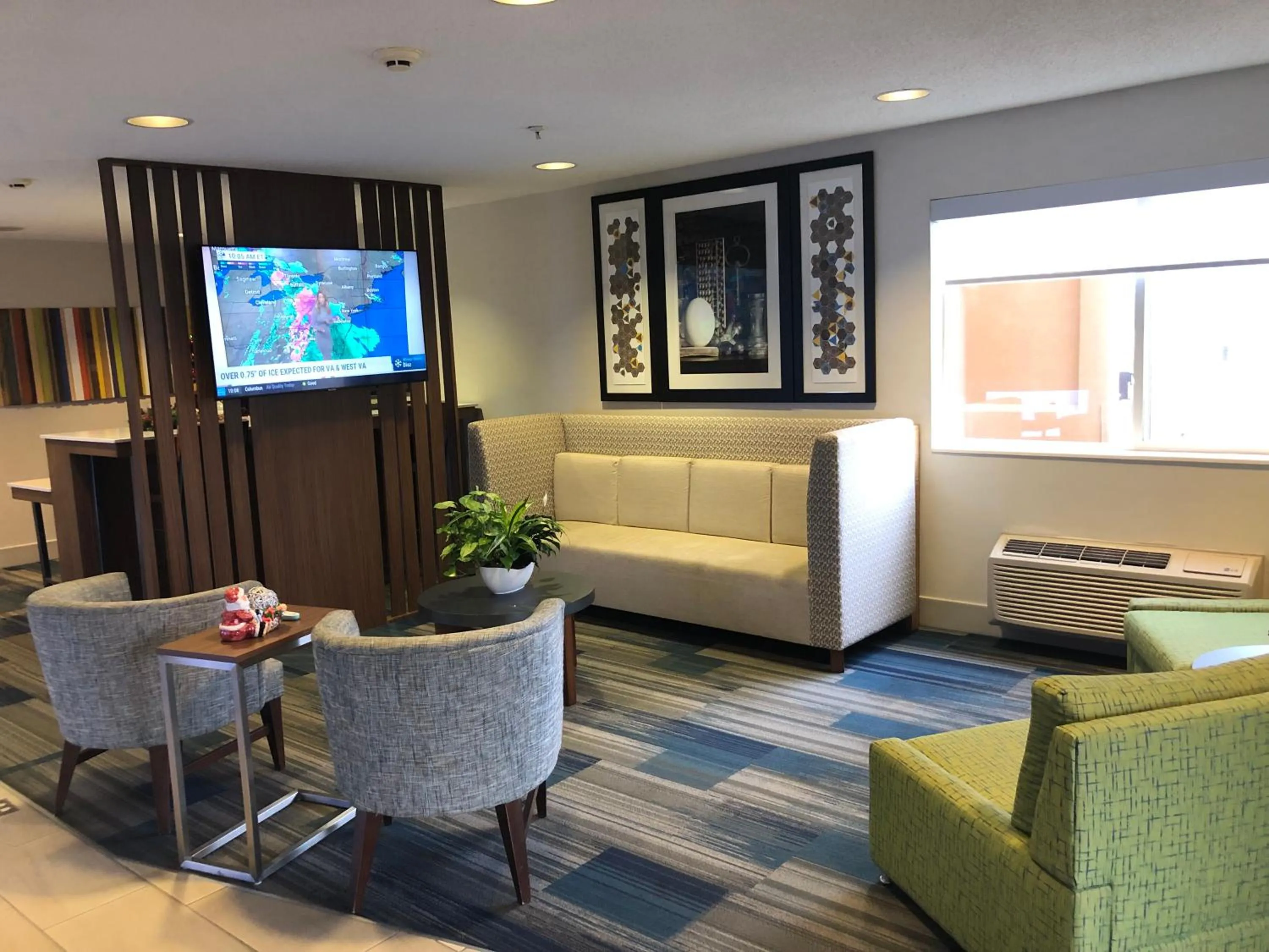Communal lounge/ TV room in Holiday Inn Express Mt. Vernon by IHG