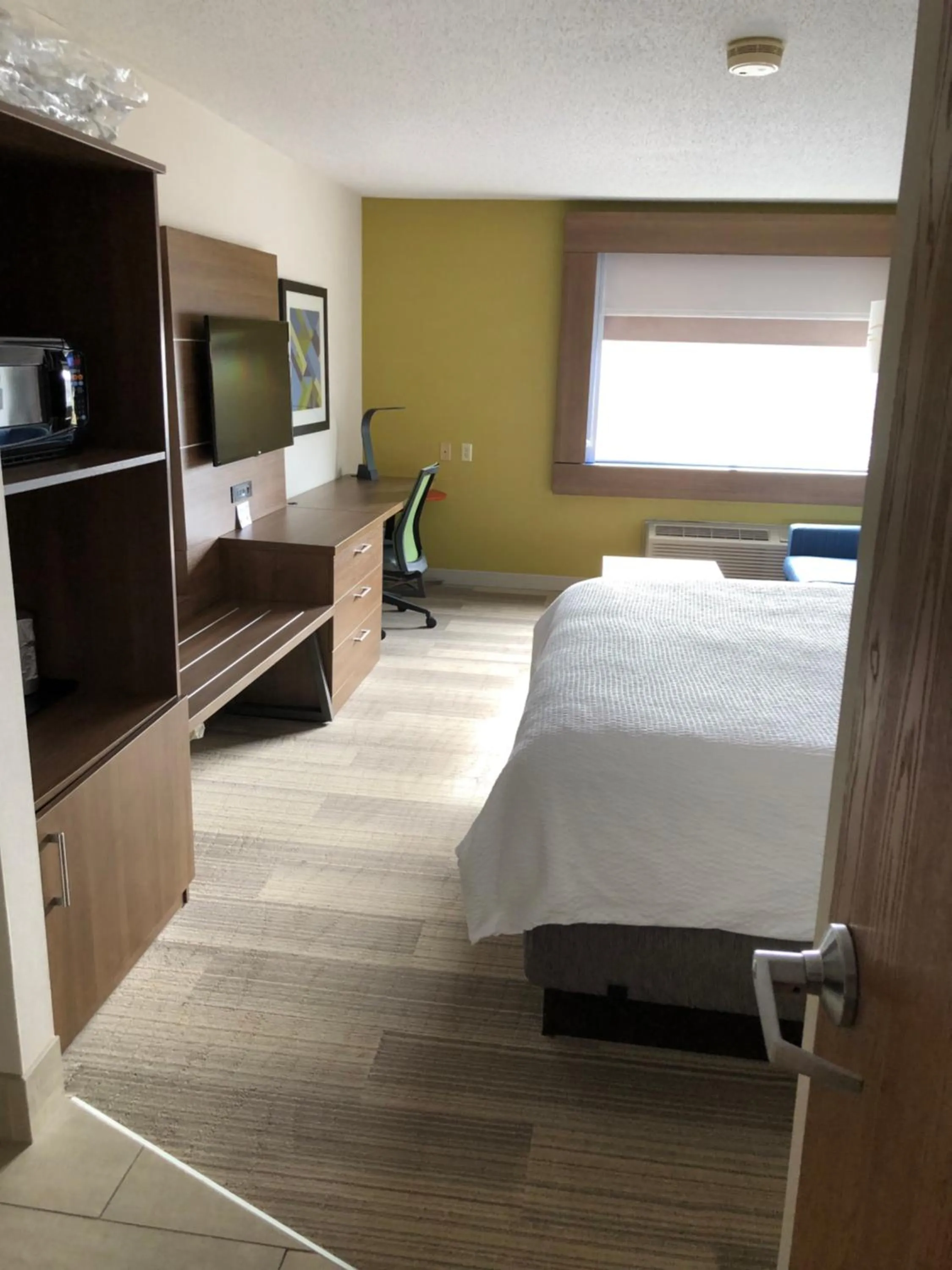 Photo of the whole room, Bed in Holiday Inn Express Mt. Vernon by IHG