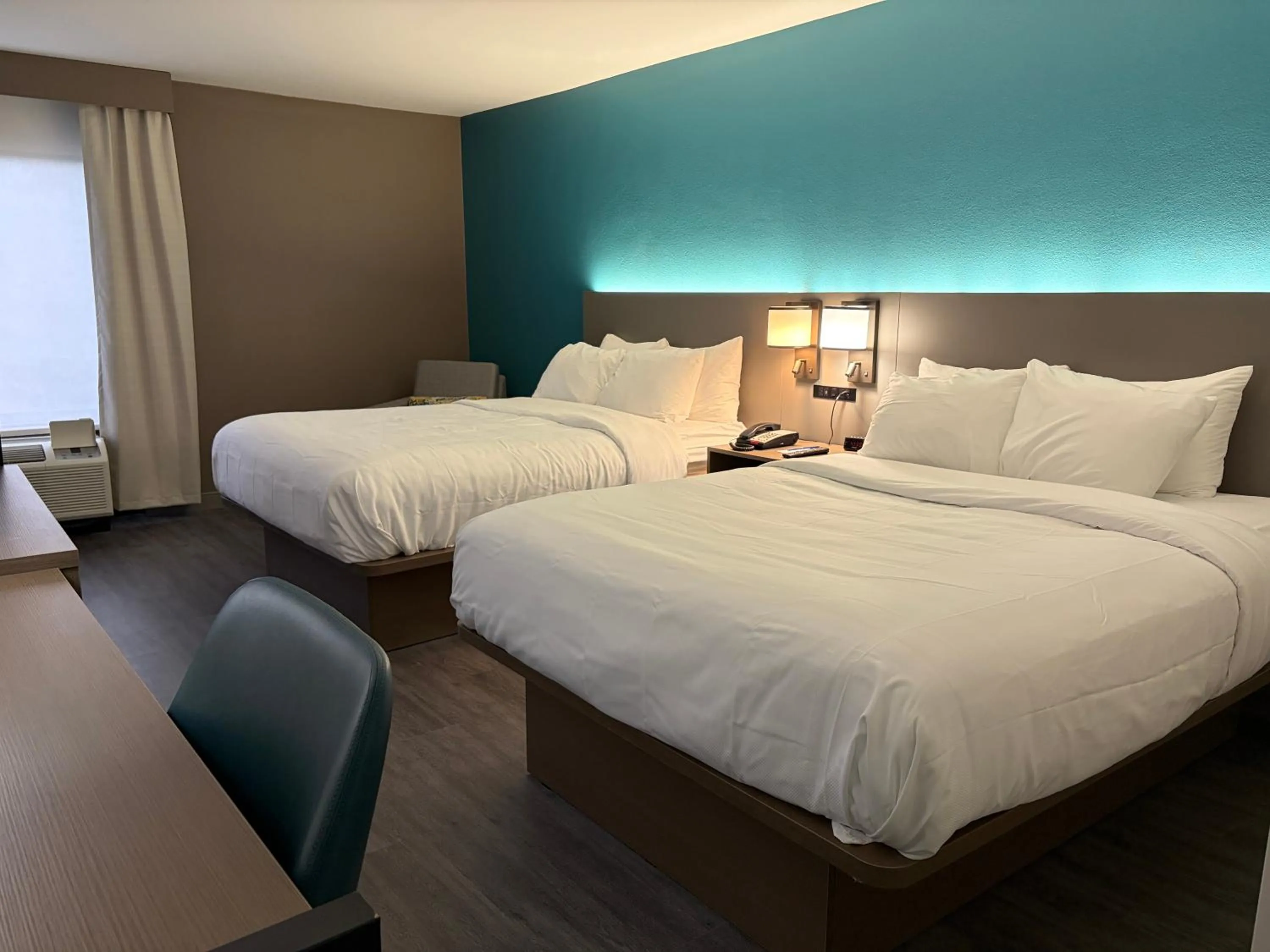 Photo of the whole room, Bed in Comfort Inn & Suites