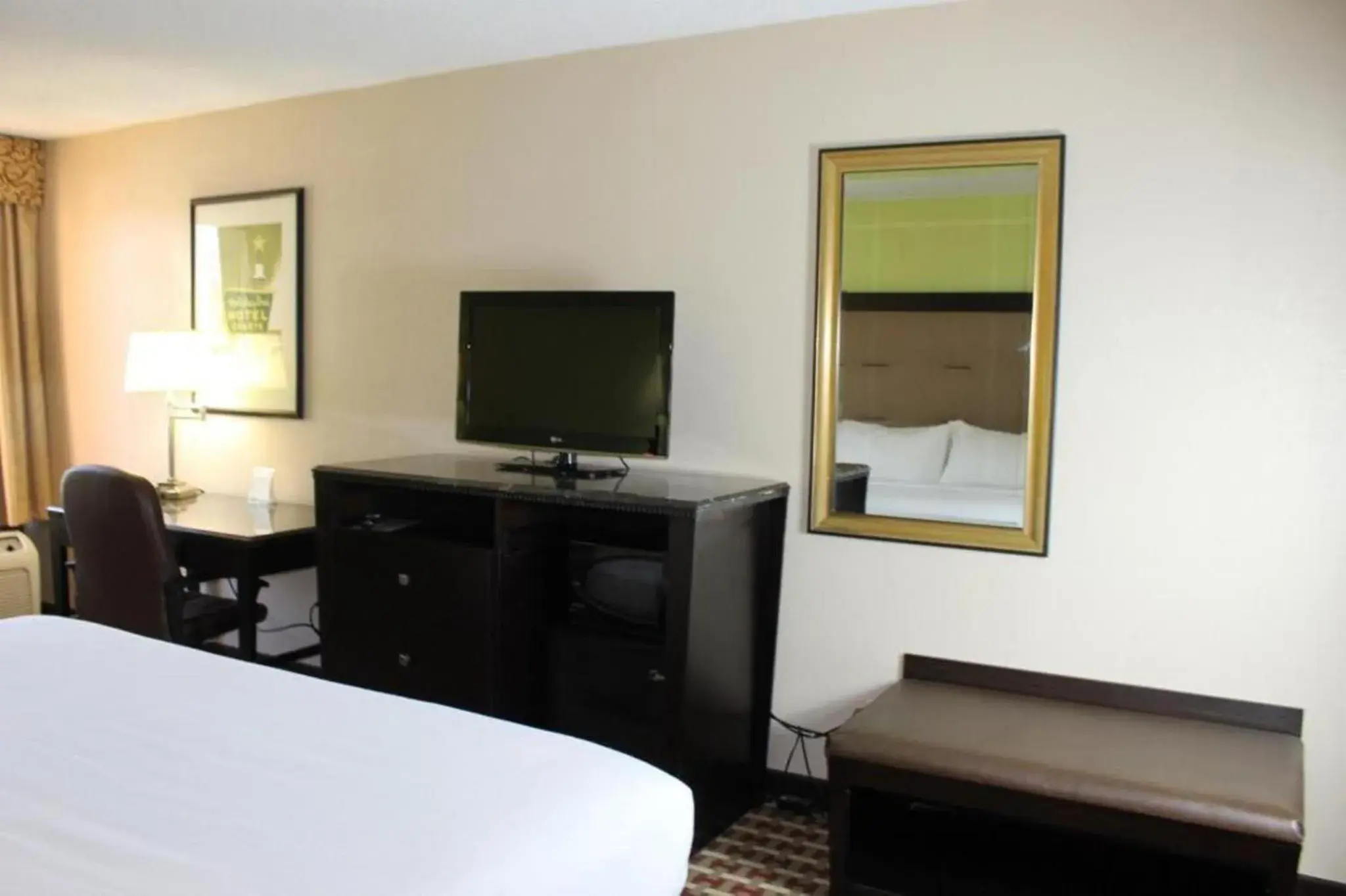 TV and multimedia, Bed in Ramada by Wyndham Gainesville TV and multimedia, Bed in Ramada by Wyndham Gainesville