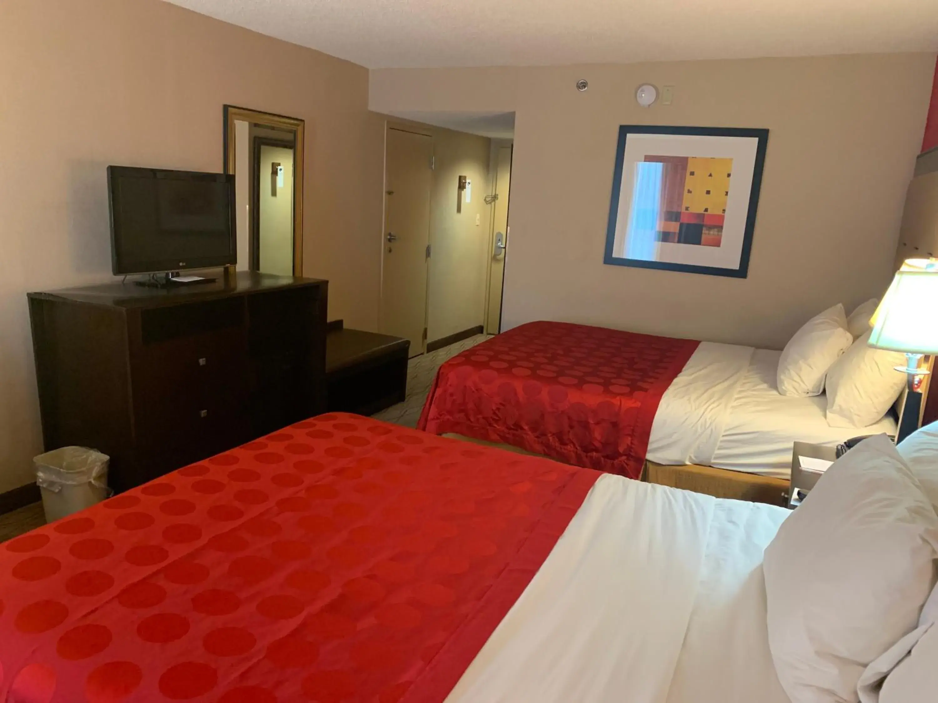 TV and multimedia, Bed in Ramada by Wyndham Gainesville TV and multimedia, Bed in Ramada by Wyndham Gainesville