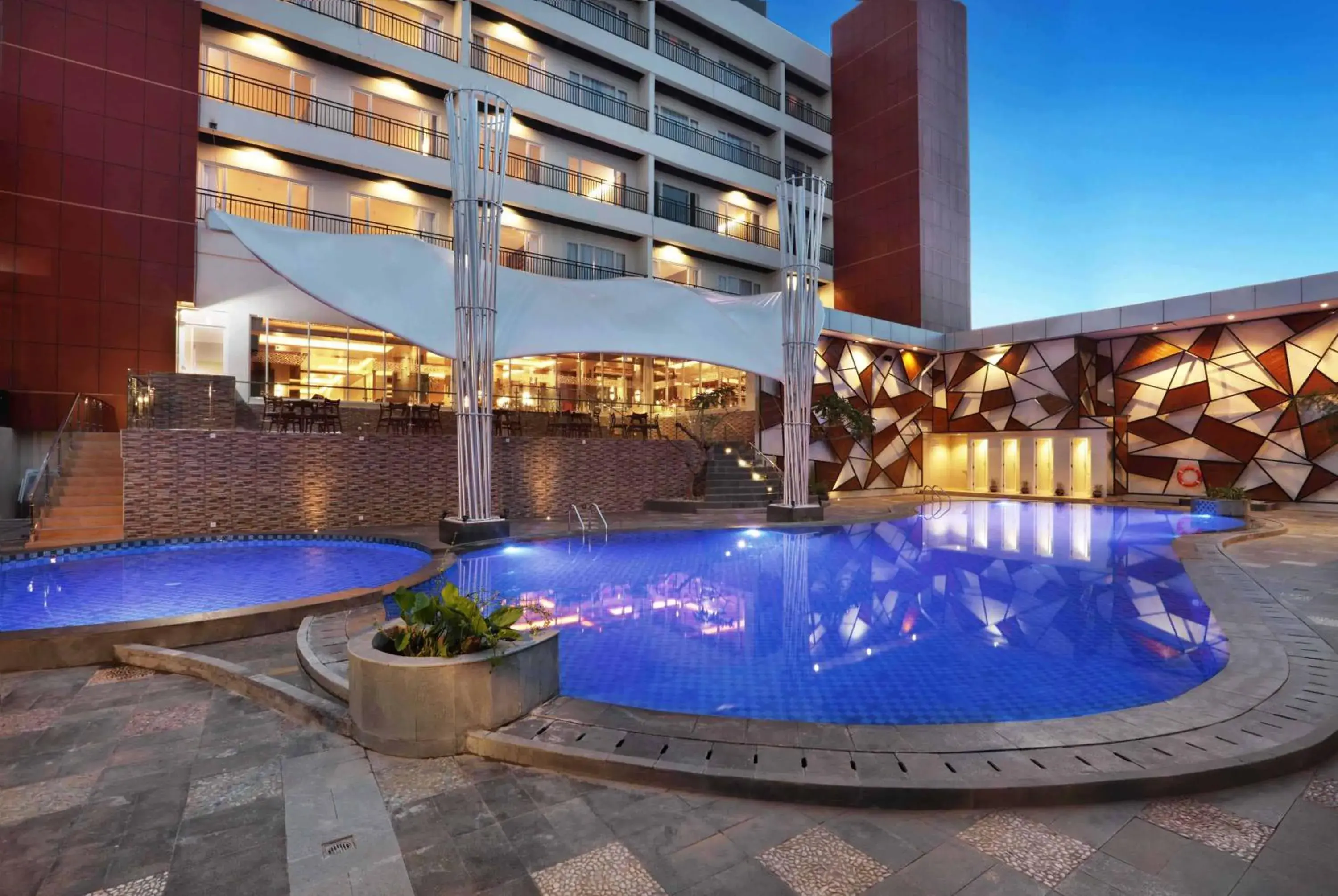Swimming pool in Harper Perintis by ASTON Swimming pool in Harper Perintis by ASTON