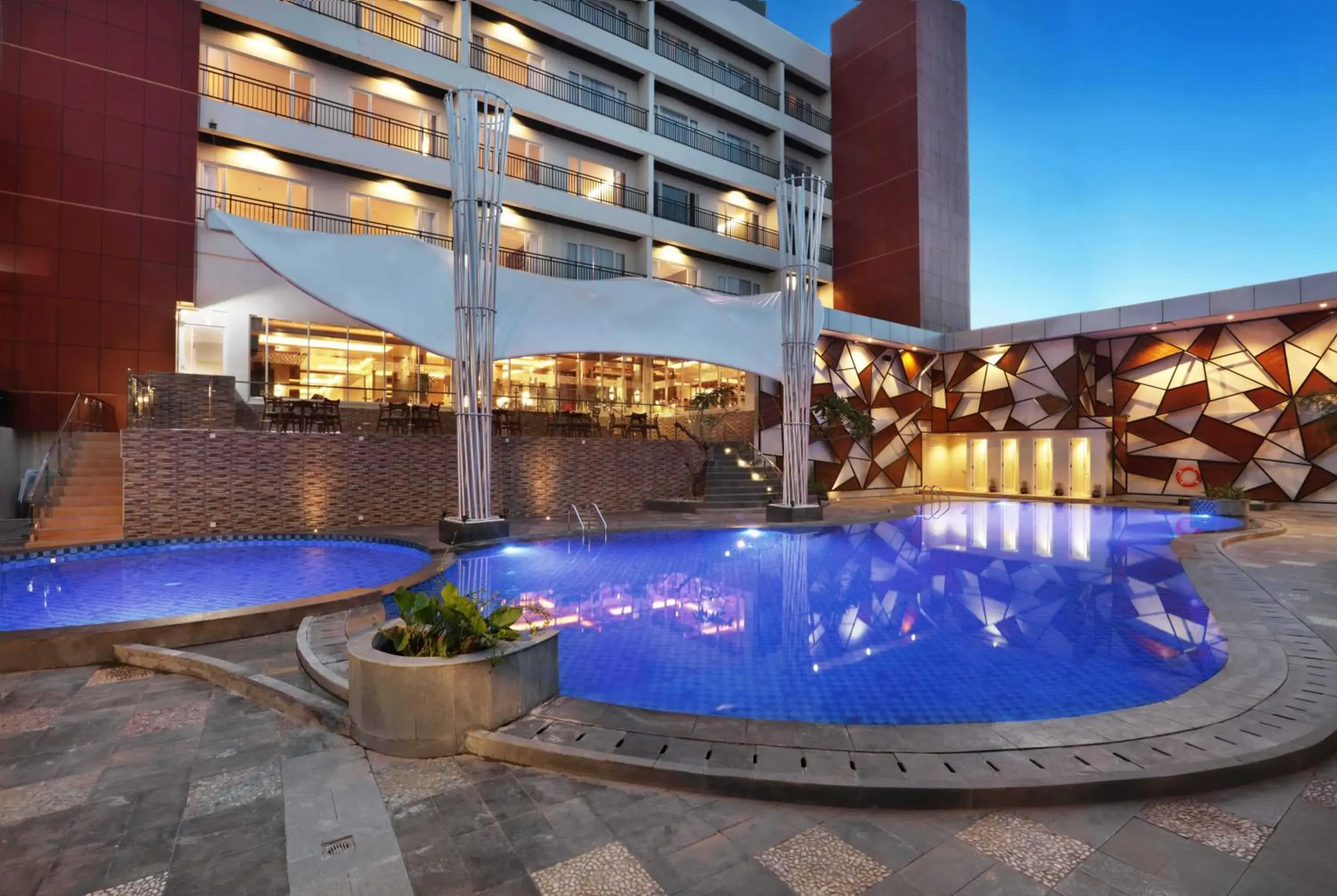 Swimming pool in Harper Perintis by ASTON Swimming pool in Harper Perintis by ASTON