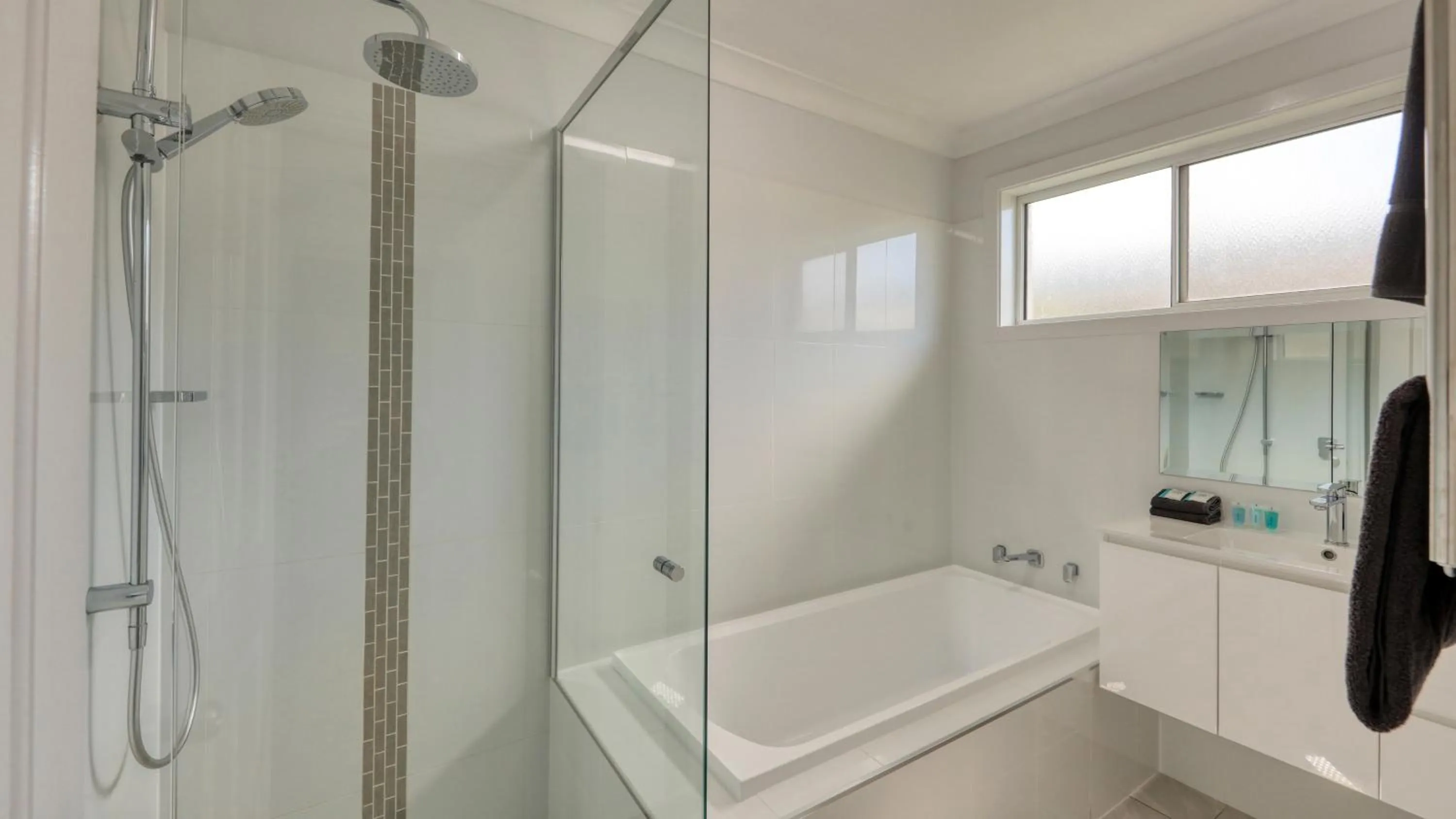 Shower in Colonial Motel & Apartments