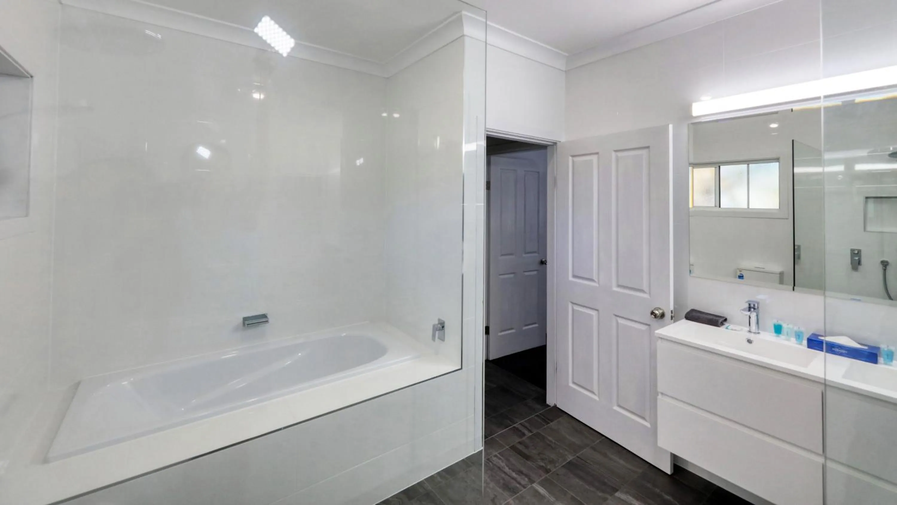 Bathroom in Colonial Motel & Apartments